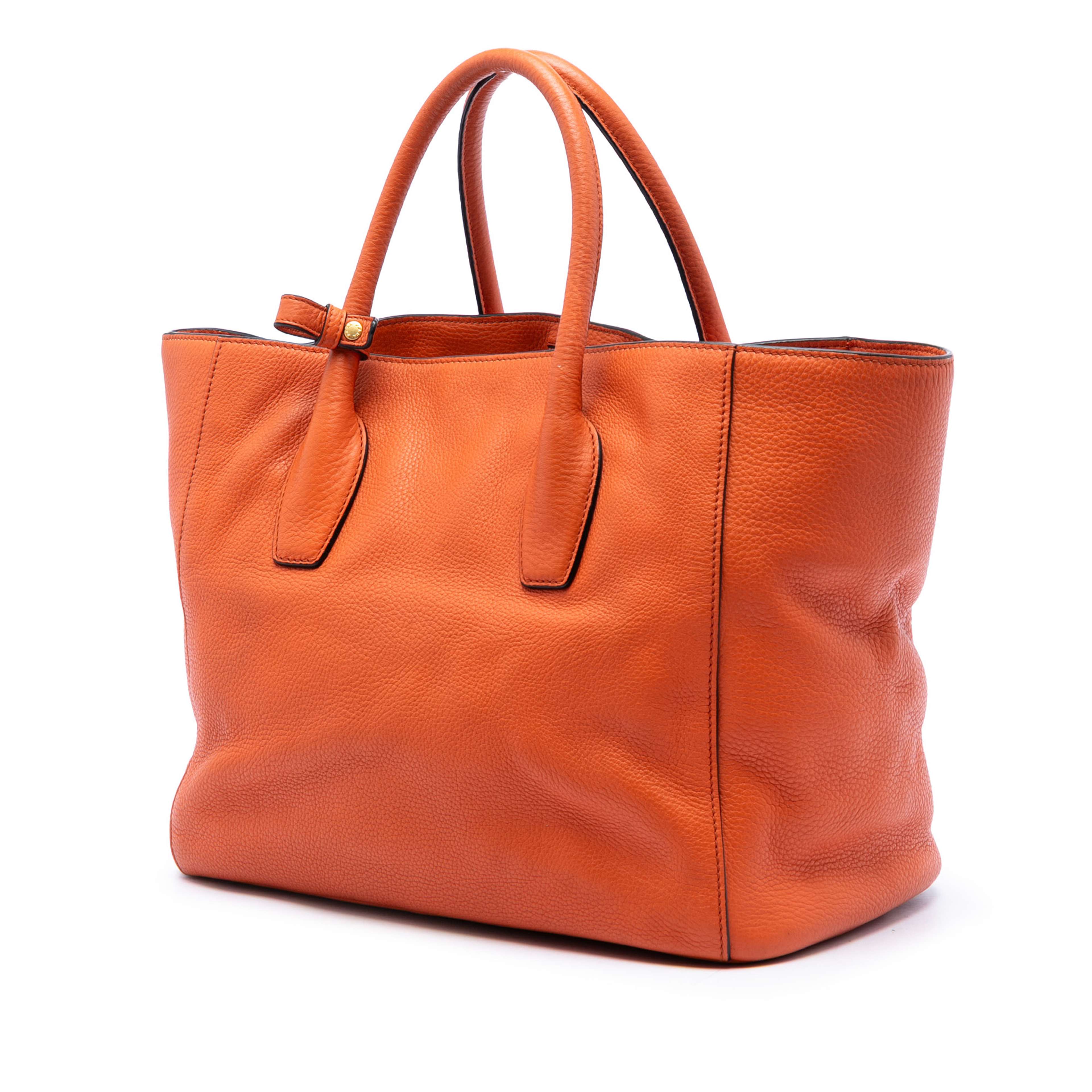 Prada Vitello Daino Open Convertible Tote, från Luxclusif, i färgen orange. Klicka för att öppna bilden i stort format