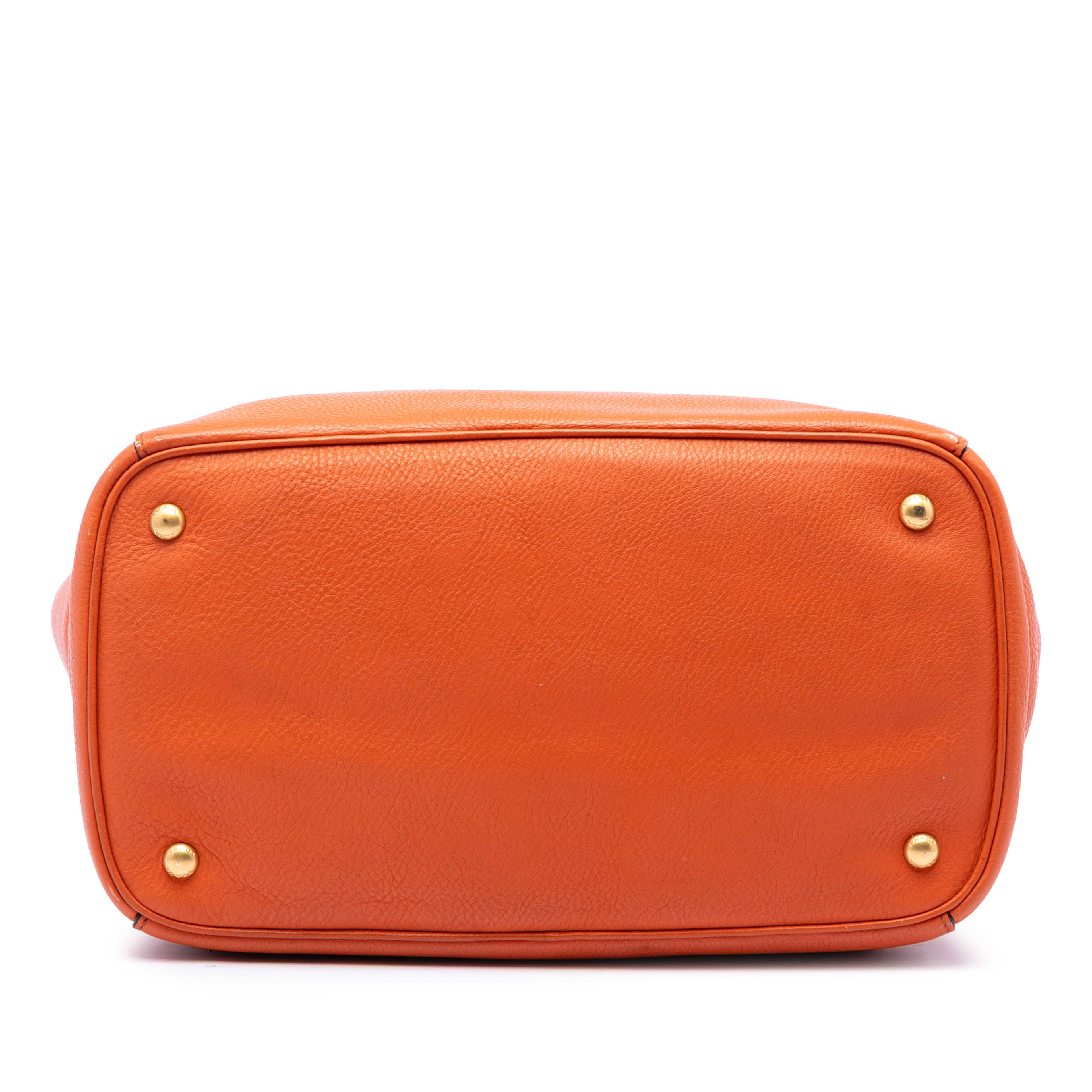 Prada Vitello Daino Open Convertible Tote, från Luxclusif, i färgen dark orange. Klicka för att öppna bilden i stort format
