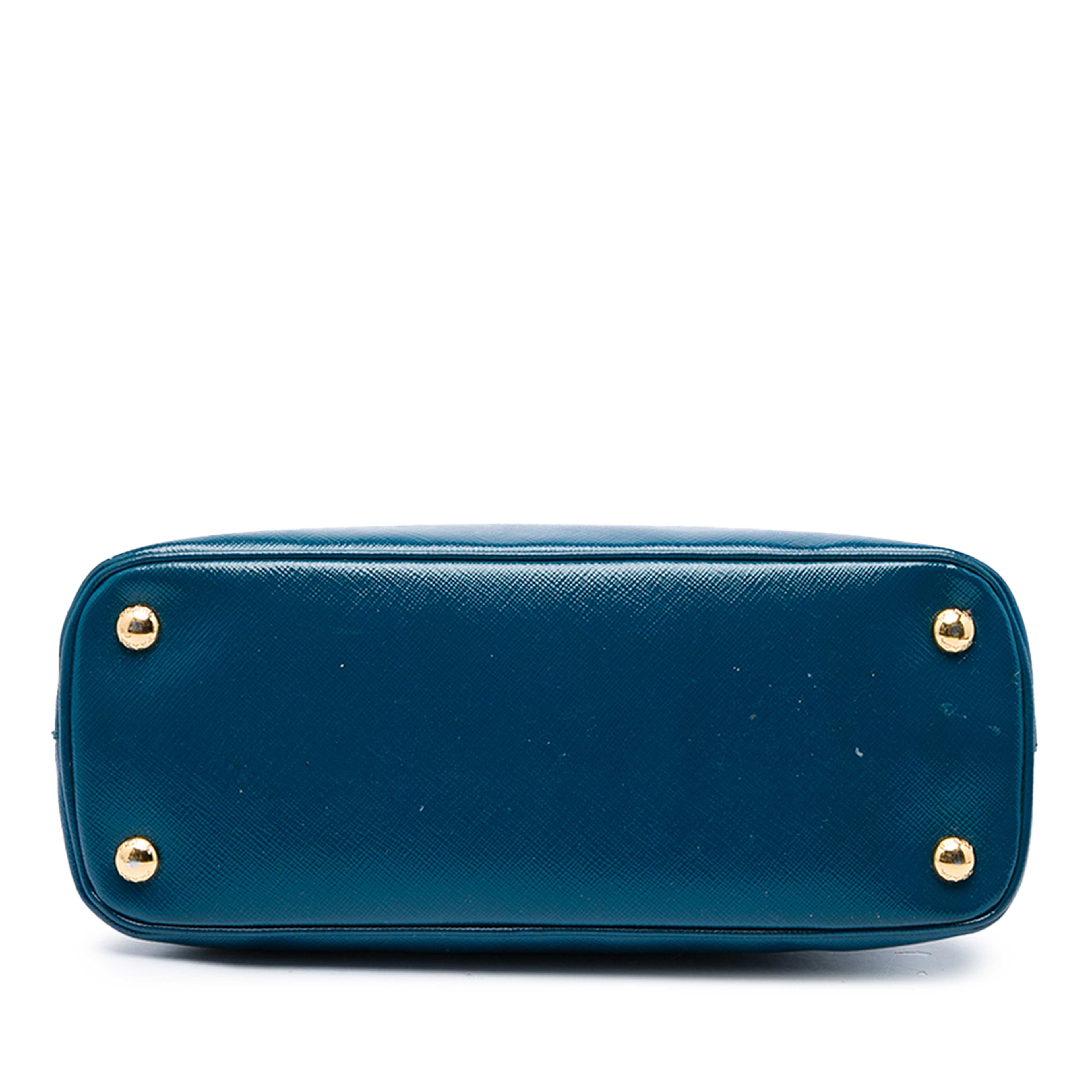 Prada Saffiano Vernice Dome Satchel, från Luxclusif, i färgen blå. Klicka för att öppna bilden i stort format