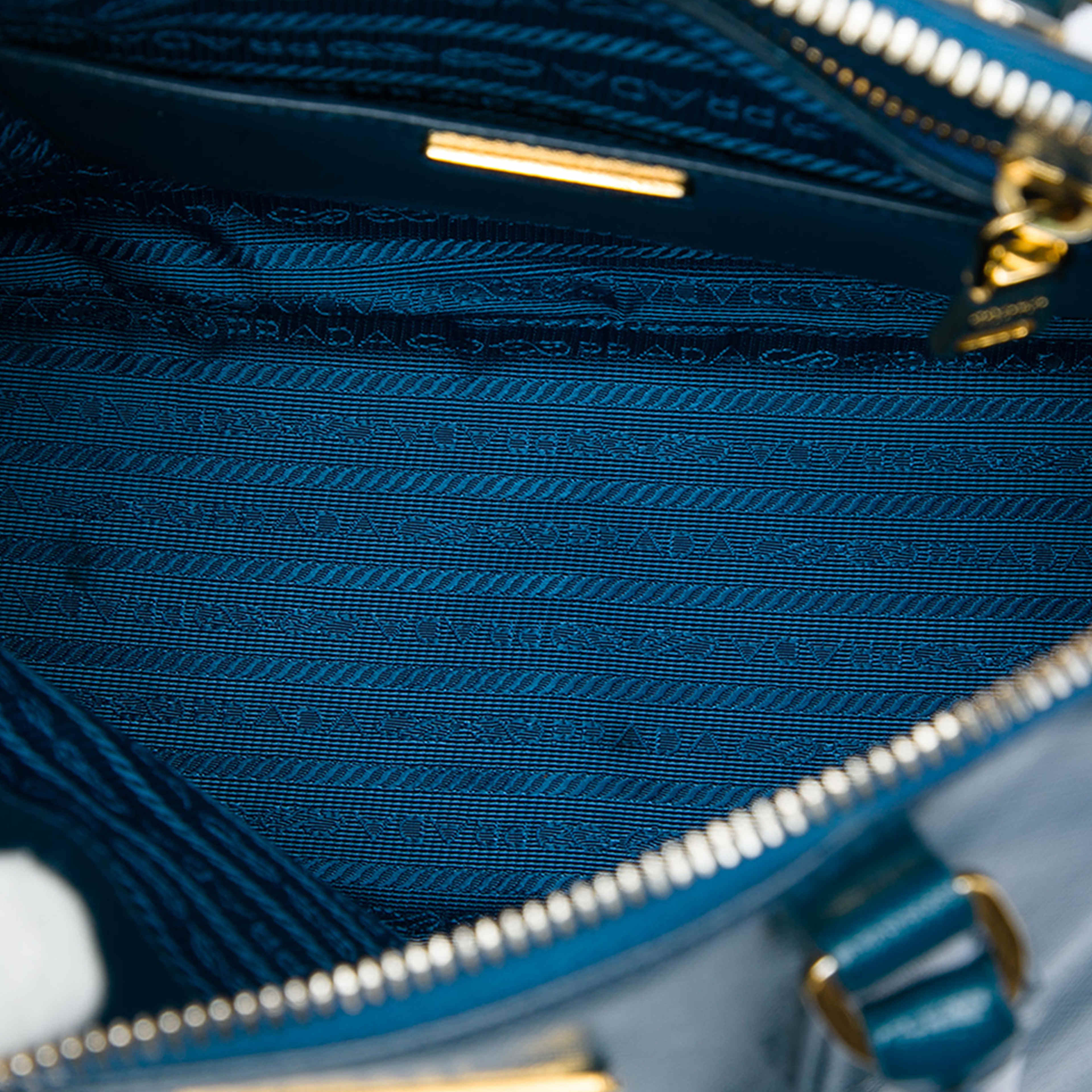 Prada Saffiano Vernice Dome Satchel, från Luxclusif, i färgen blå. Klicka för att öppna bilden i stort format