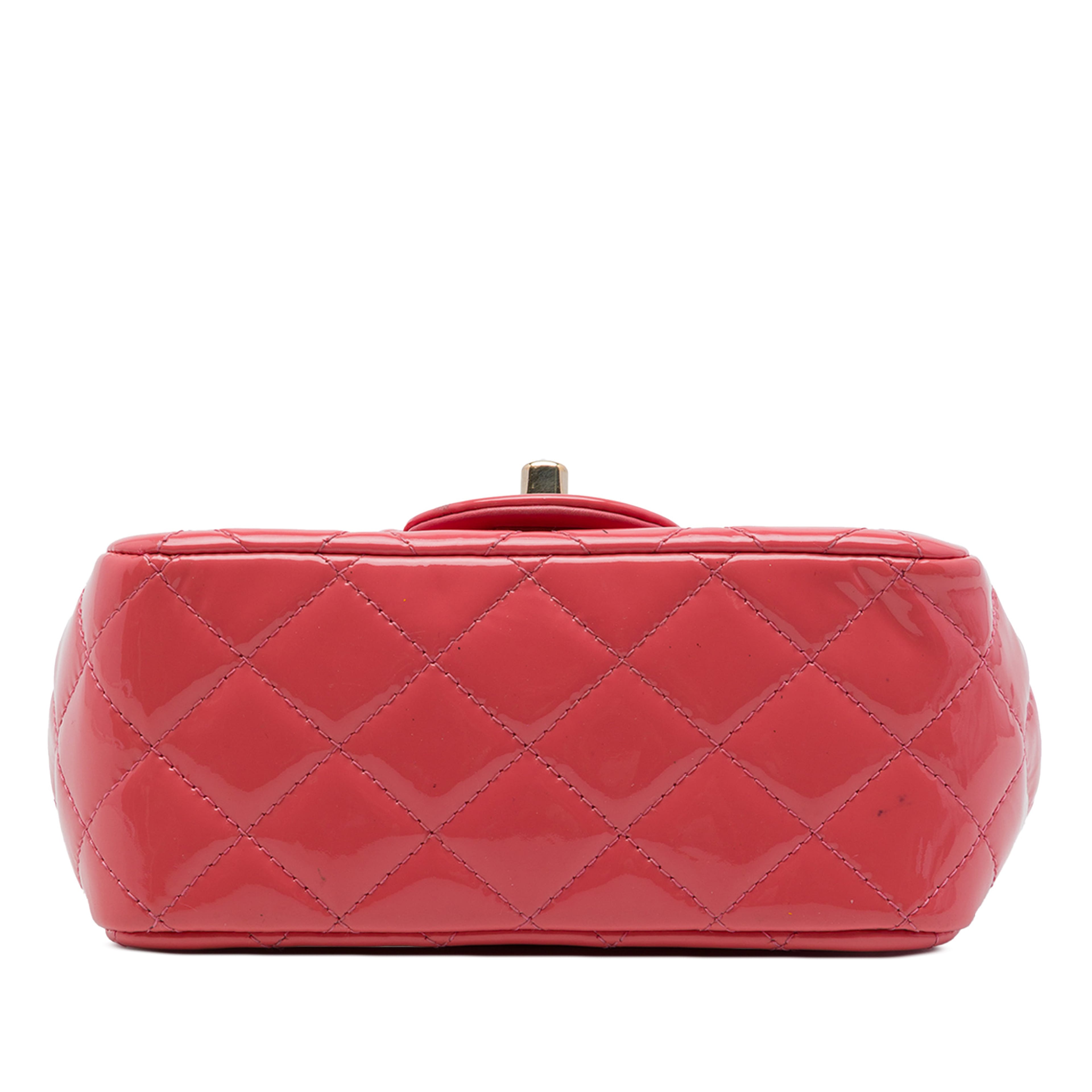 Chanel Mini Square Classic Patent Single Flap, från Luxclusif, i färgen rosa. Klicka för att öppna bilden i stort format