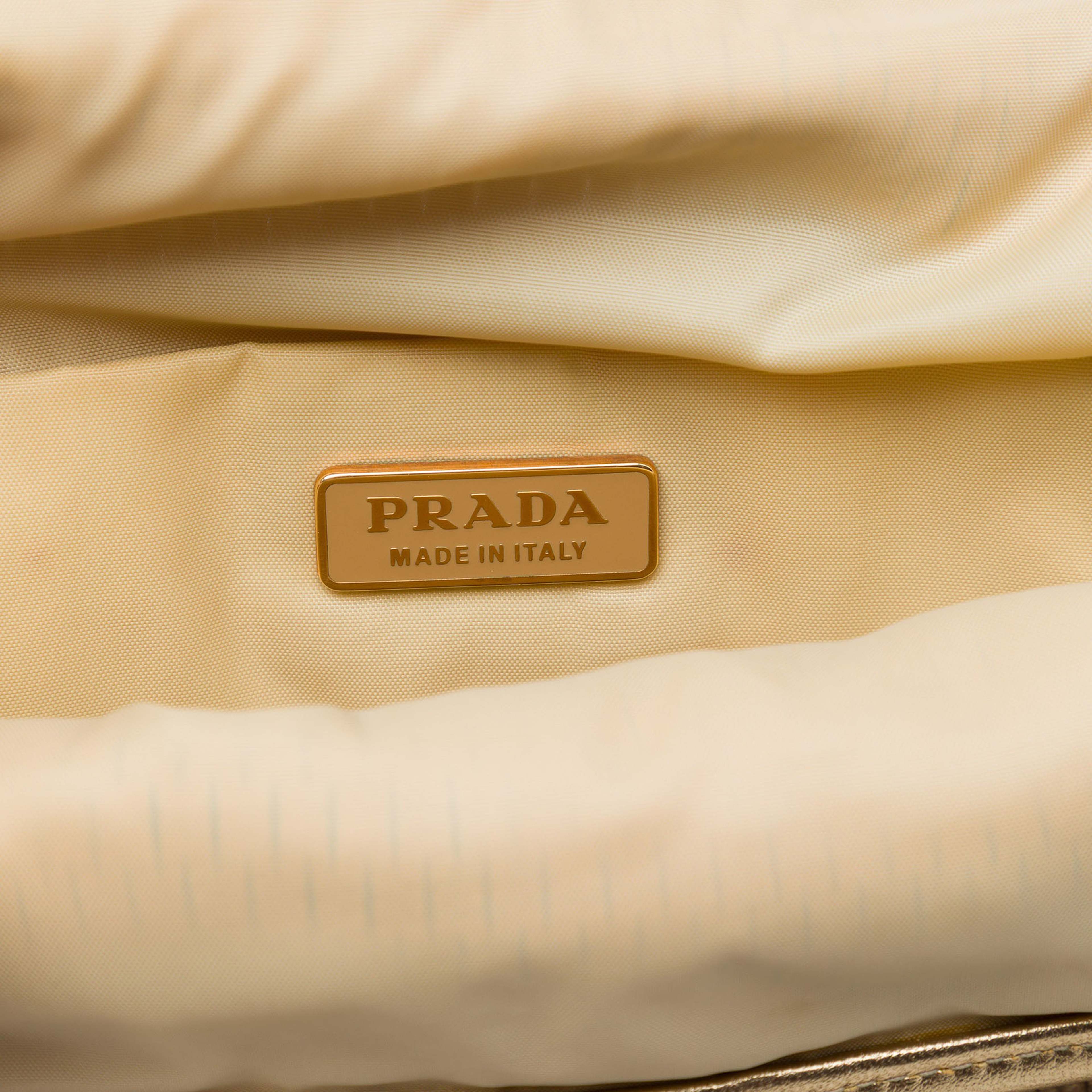 Prada Metallic Calfskin Woven Slit Patterned Handbag, från Luxclusif, i färgen guld. Klicka för att öppna bilden i stort format