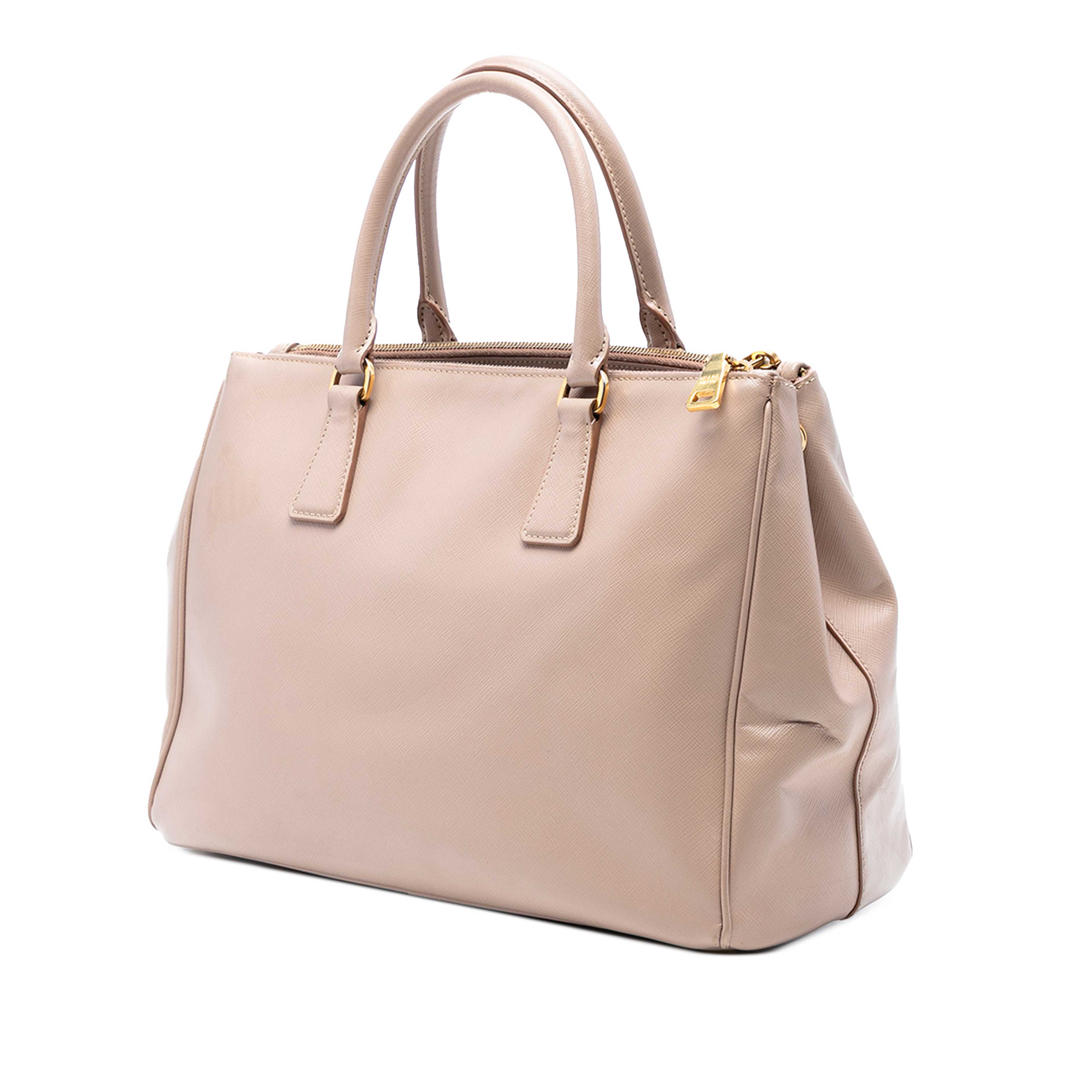 Prada Large Saffiano Lux Galleria Double Zip Tote, från Luxclusif, i färgen nude. Klicka för att öppna bilden i stort format