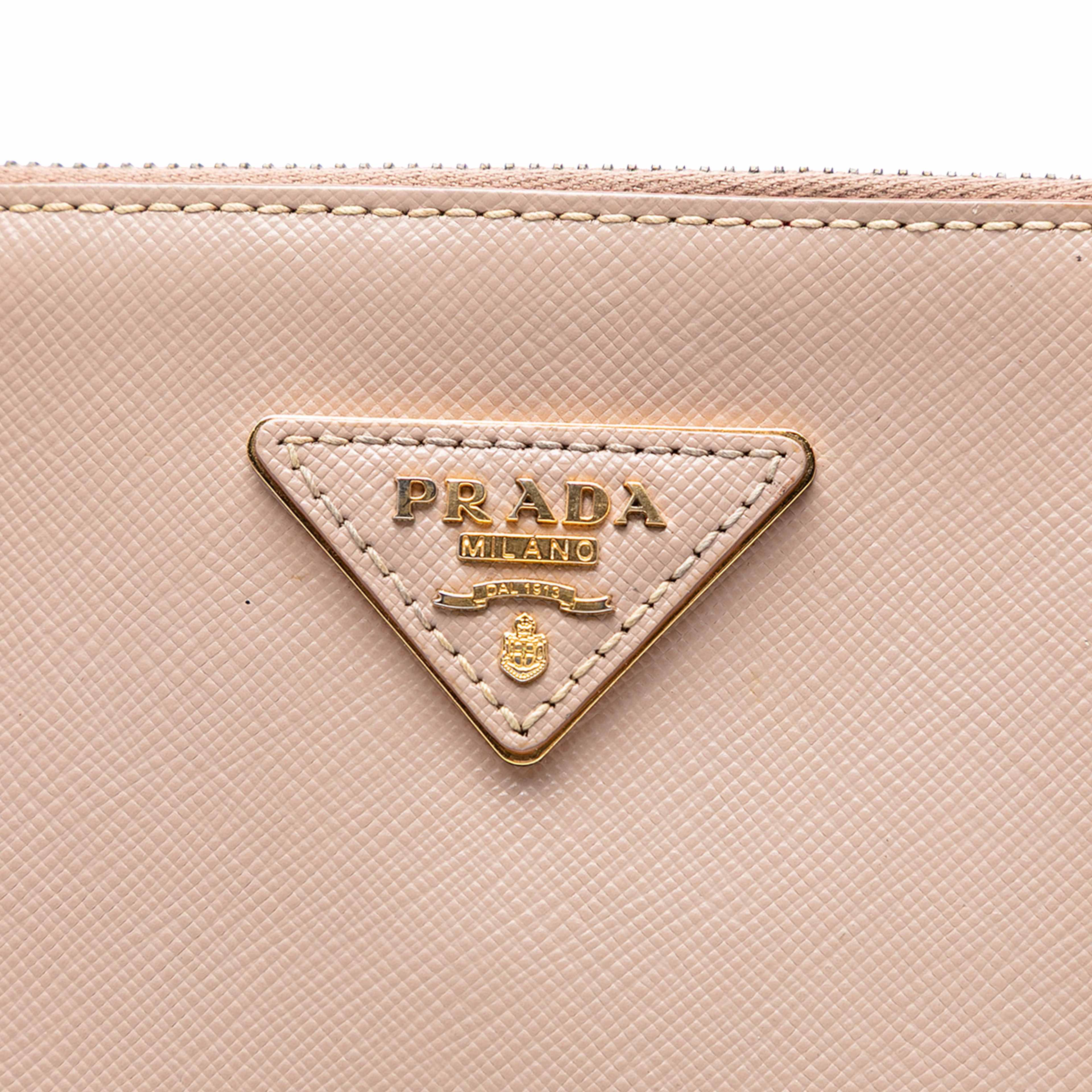 Prada Large Saffiano Lux Galleria Double Zip Tote, från Luxclusif, i färgen nude. Klicka för att öppna bilden i stort format