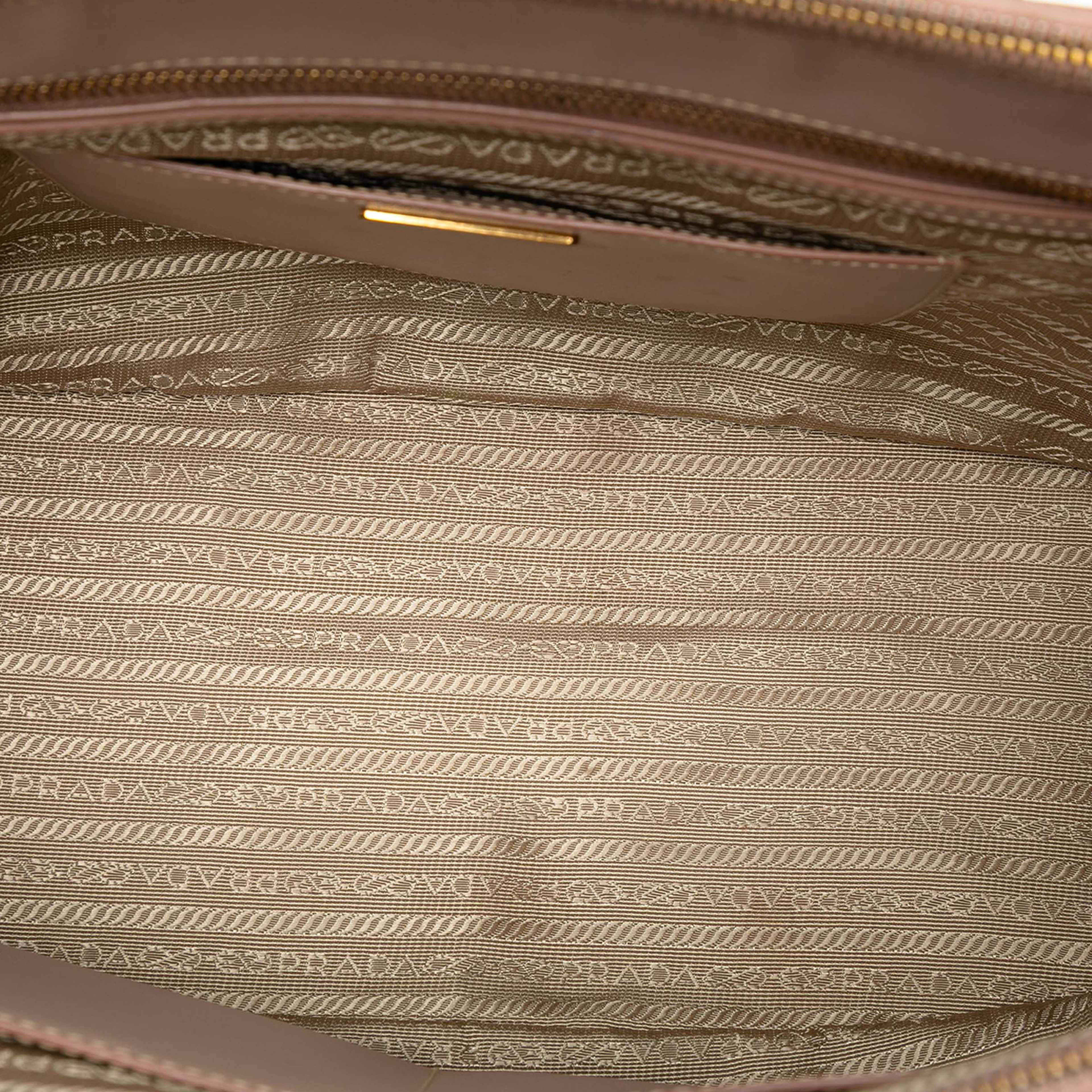 Prada Large Saffiano Lux Galleria Double Zip Tote, från Luxclusif, i färgen nude. Klicka för att öppna bilden i stort format