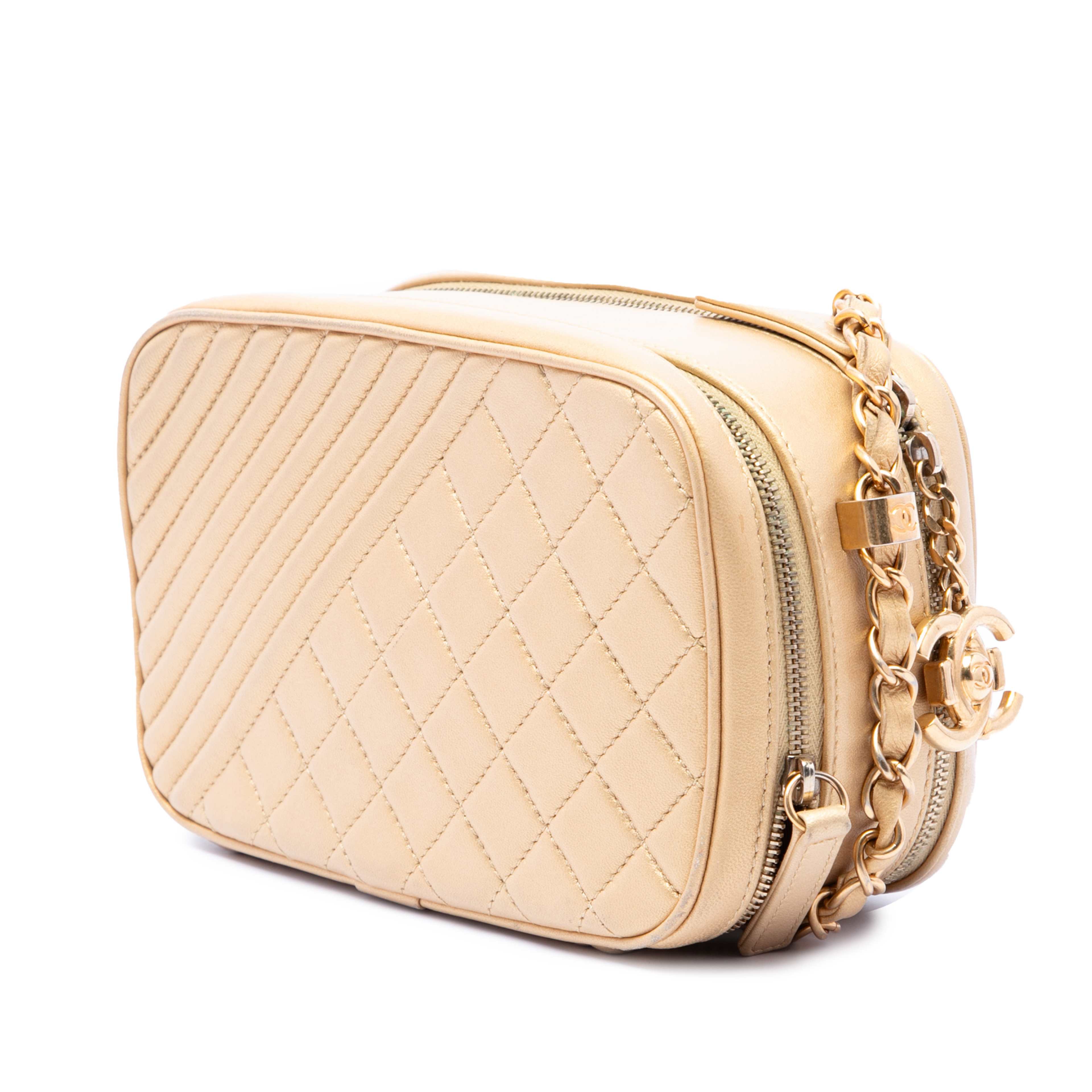 Chanel Small Quilted Lambskin Coco Boy Camera Bag, från Luxclusif, i färgen guld. Klicka för att öppna bilden i stort format