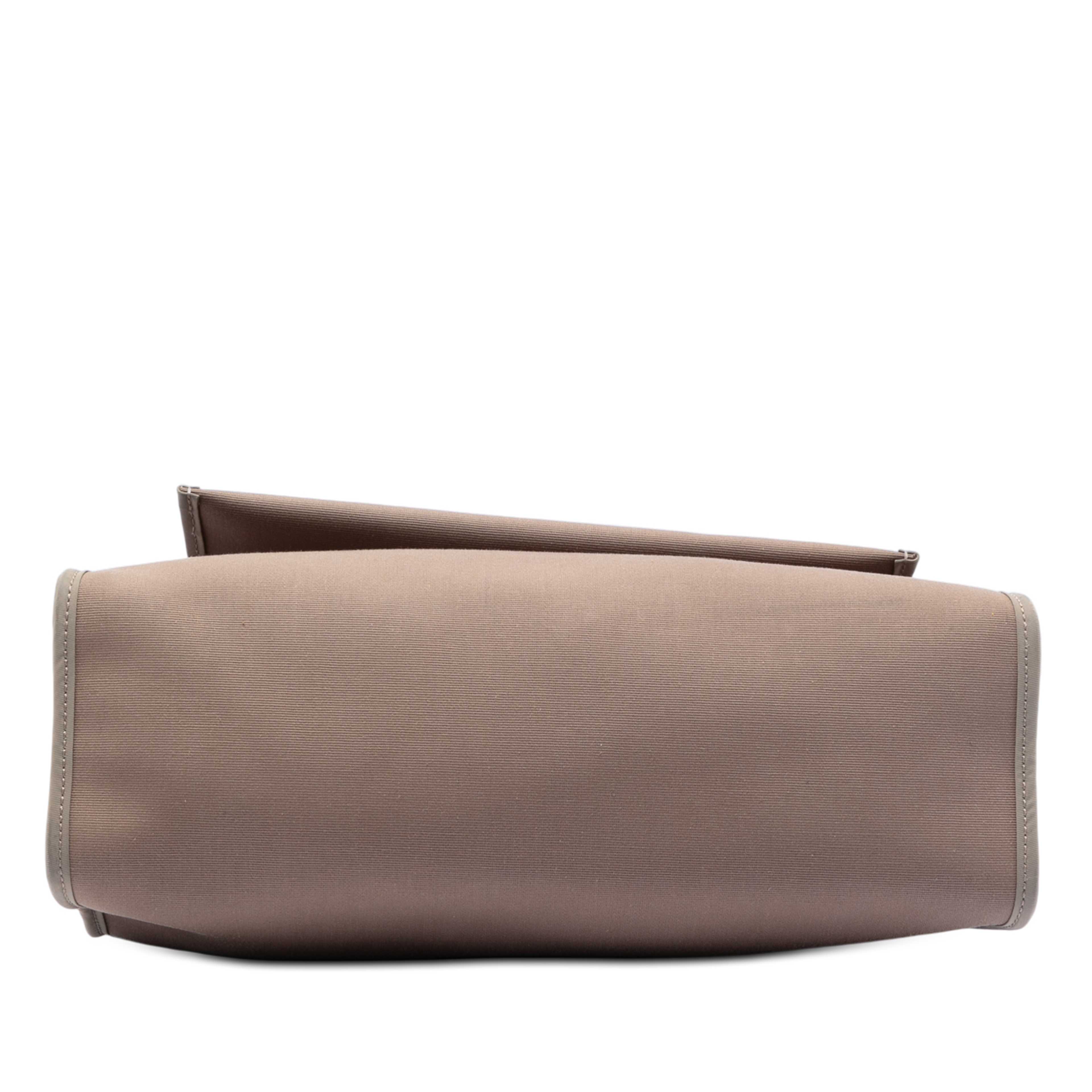 Hermès Toile Herbag Zip 31, från Luxclusif, i färgen light brown. Klicka för att öppna bilden i stort format