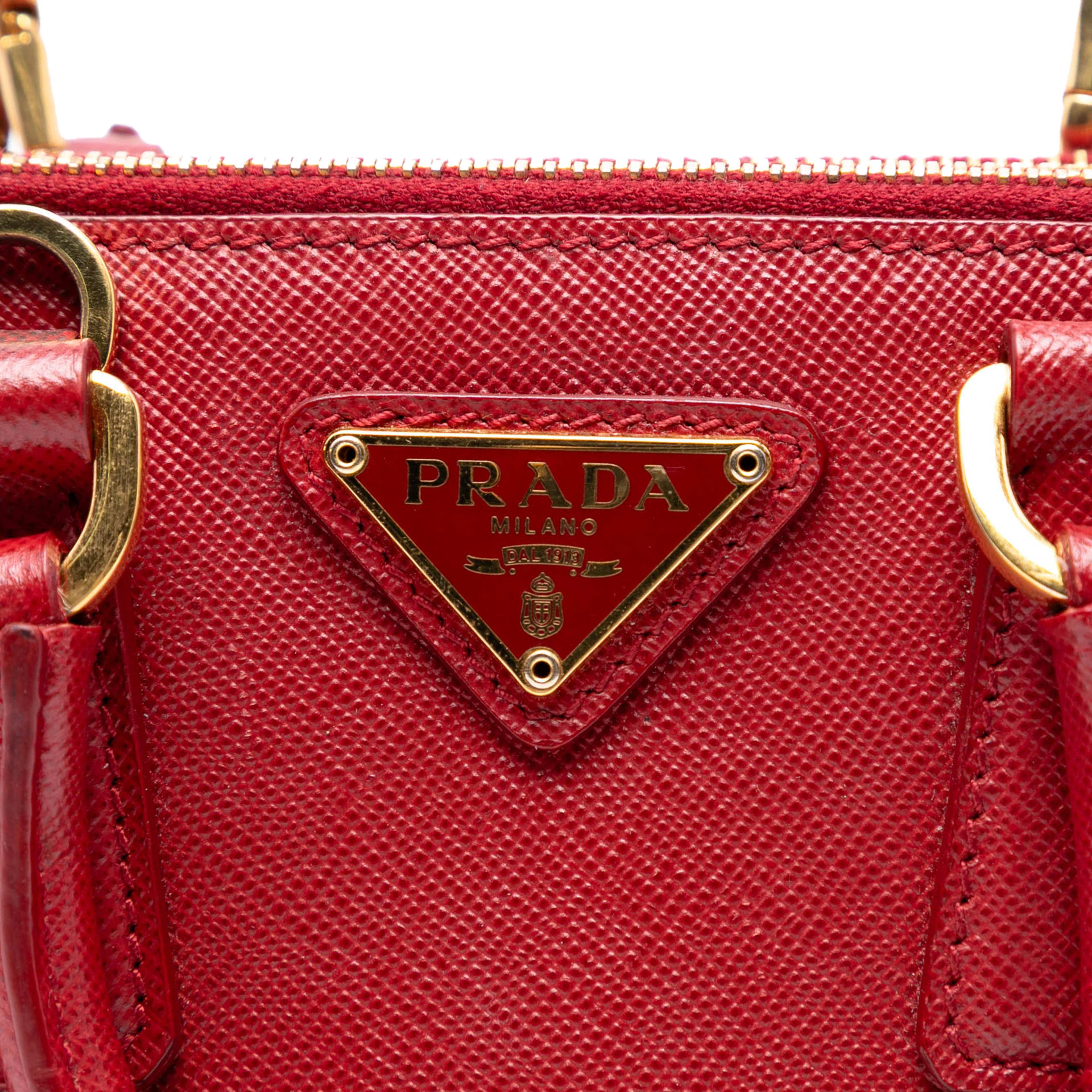 Prada Micro Saffiano Galleria Double Zip Satchel, från Luxclusif, i färgen red. Klicka för att öppna bilden i stort format