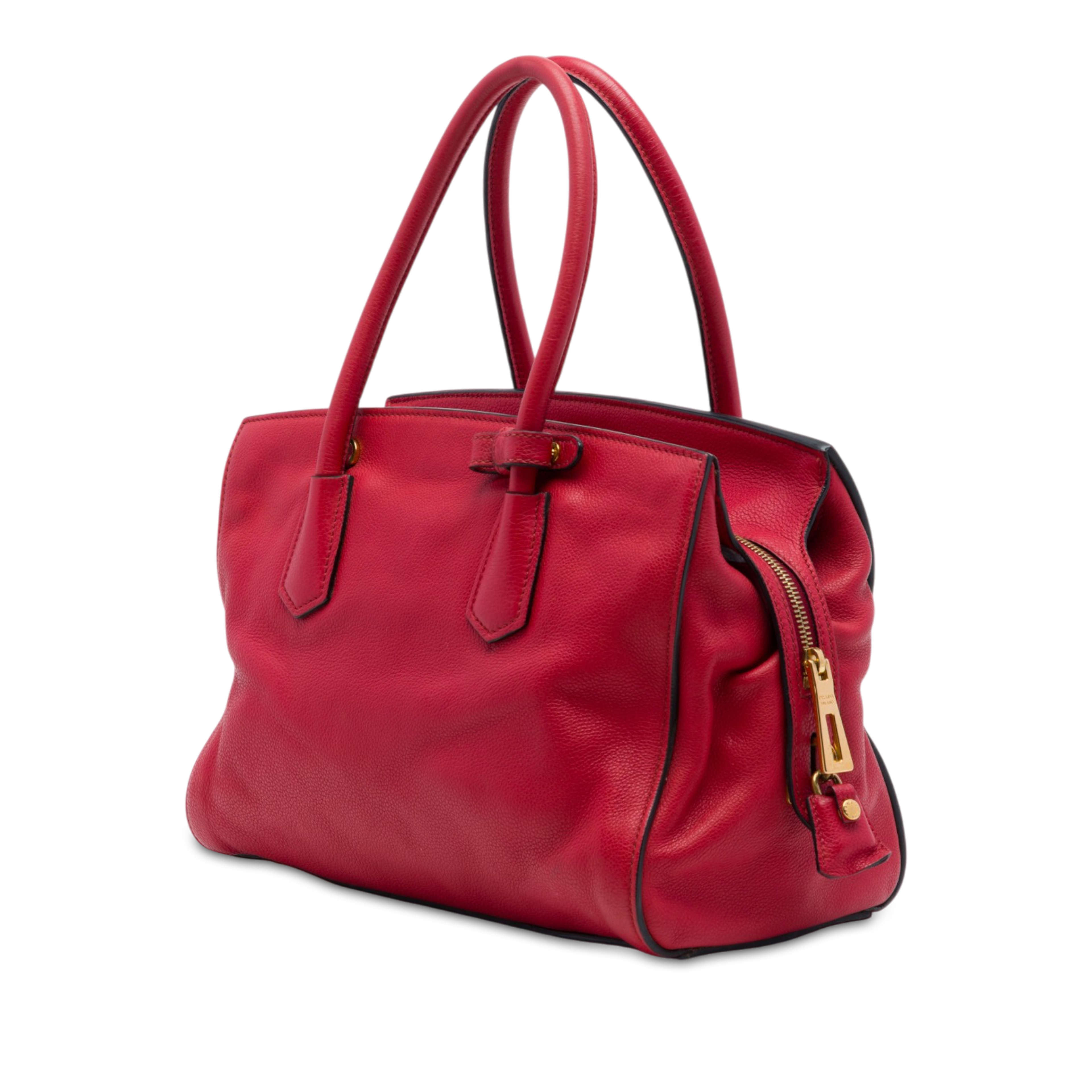 Prada Vitello Daino Zip Top Convertible Tote, från Luxclusif, i färgen röd. Klicka för att öppna bilden i stort format