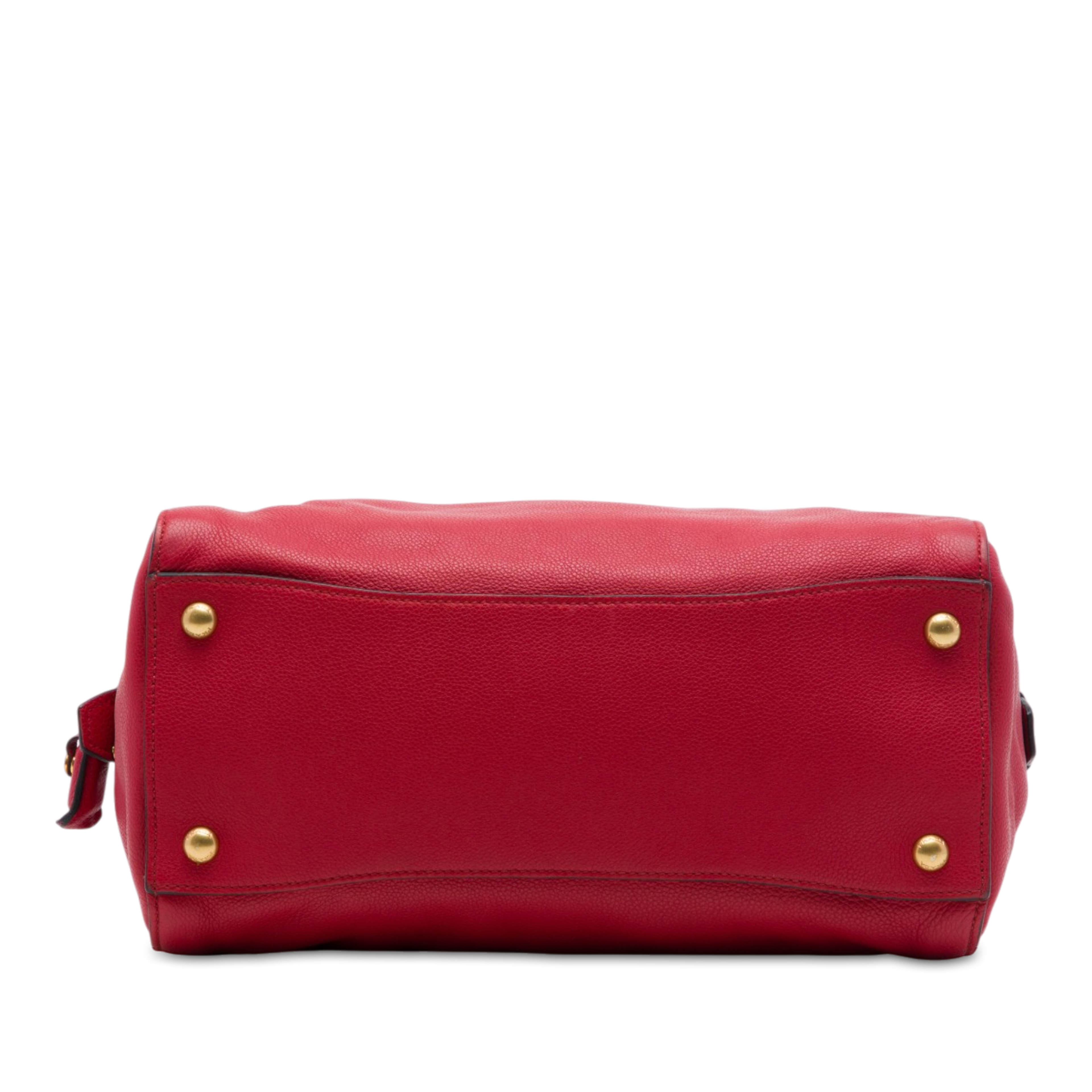 Prada Vitello Daino Zip Top Convertible Tote, från Luxclusif, i färgen röd. Klicka för att öppna bilden i stort format