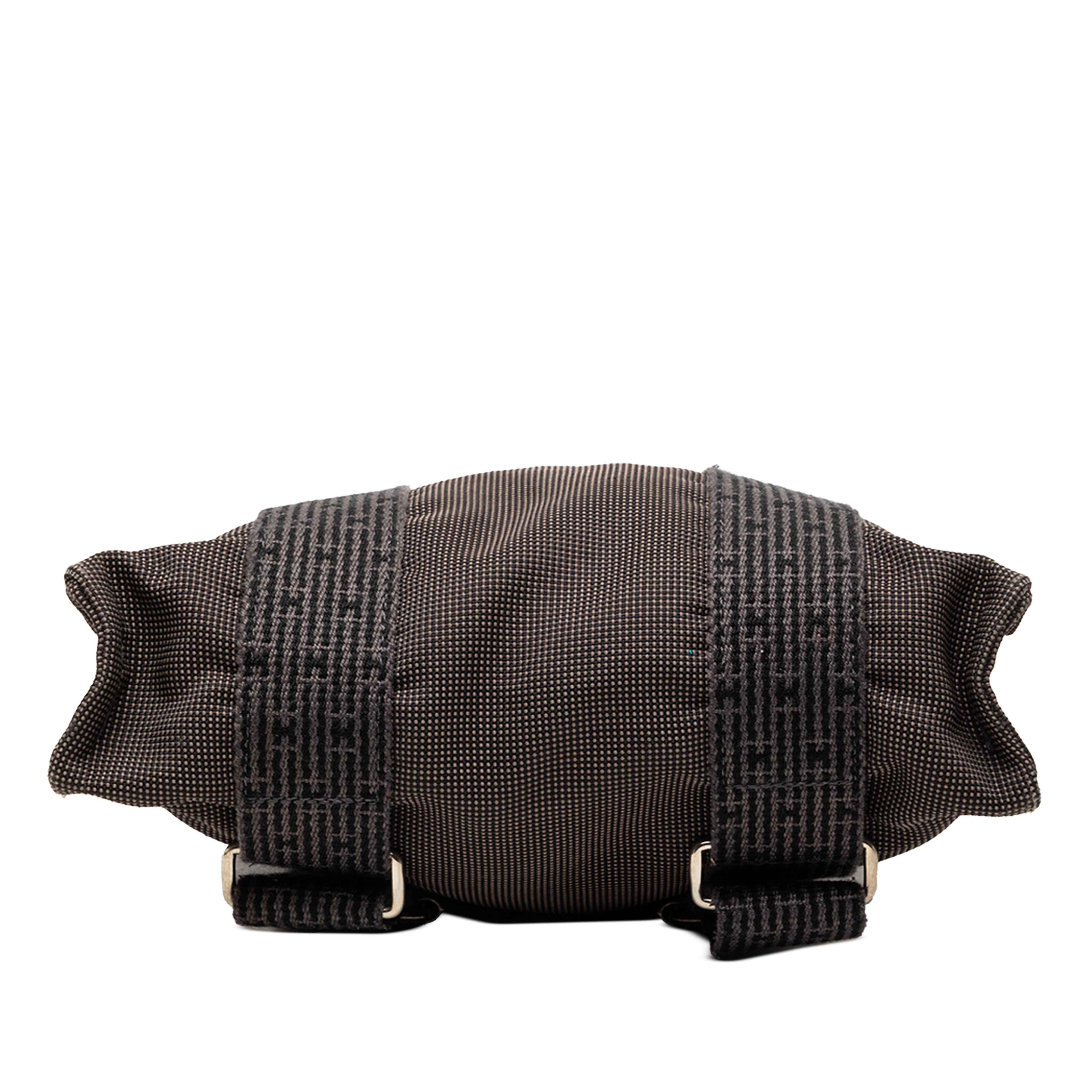 Hermès Canvas Herline Backpack Pm, från Luxclusif, i färgen grå. Klicka för att öppna bilden i stort format