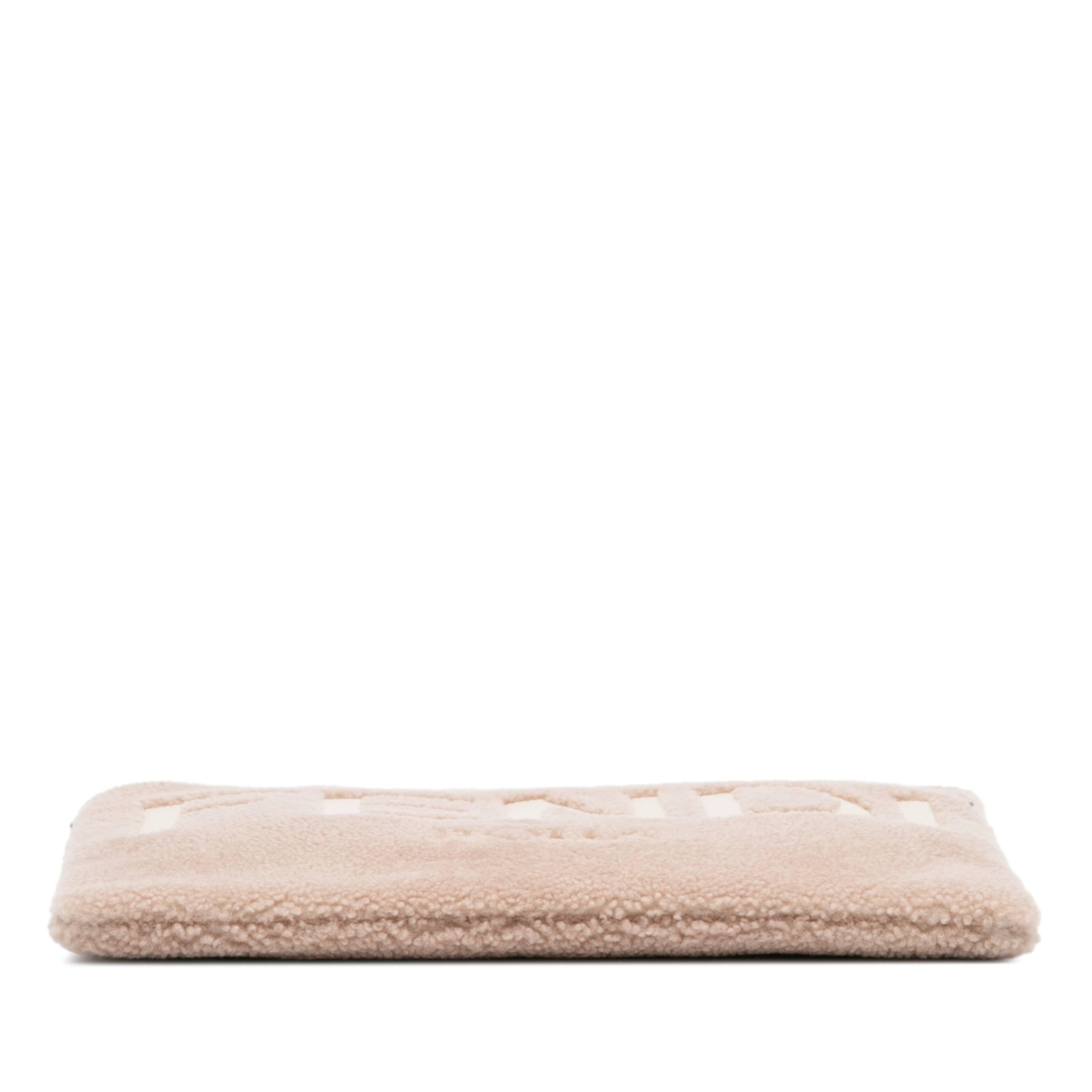 Fendi Shearling Logo Flat Pouch, från Luxclusif, i färgen nude. Klicka för att öppna bilden i stort format