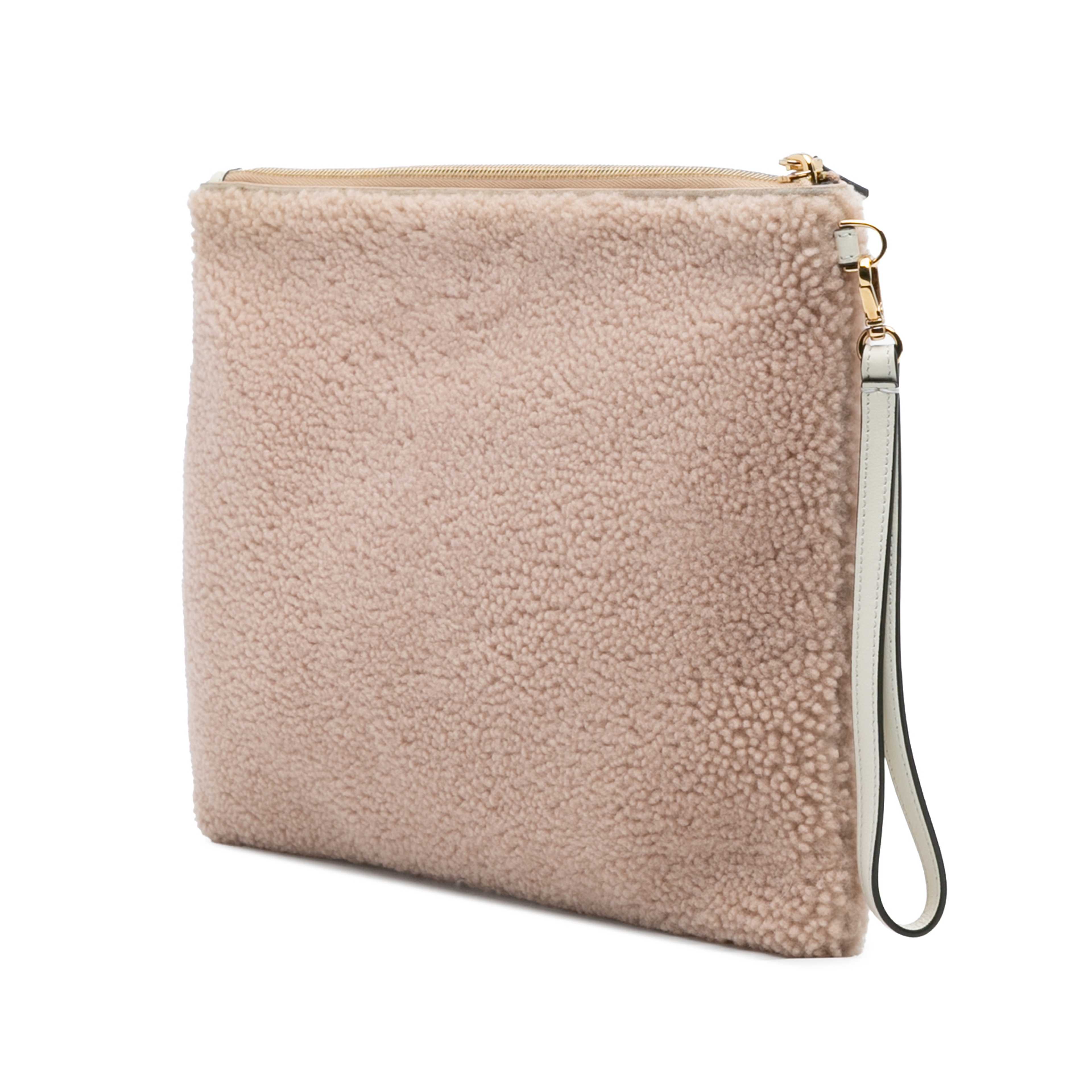 Fendi Shearling Logo Flat Pouch, från Luxclusif, i färgen nude. Klicka för att öppna bilden i stort format