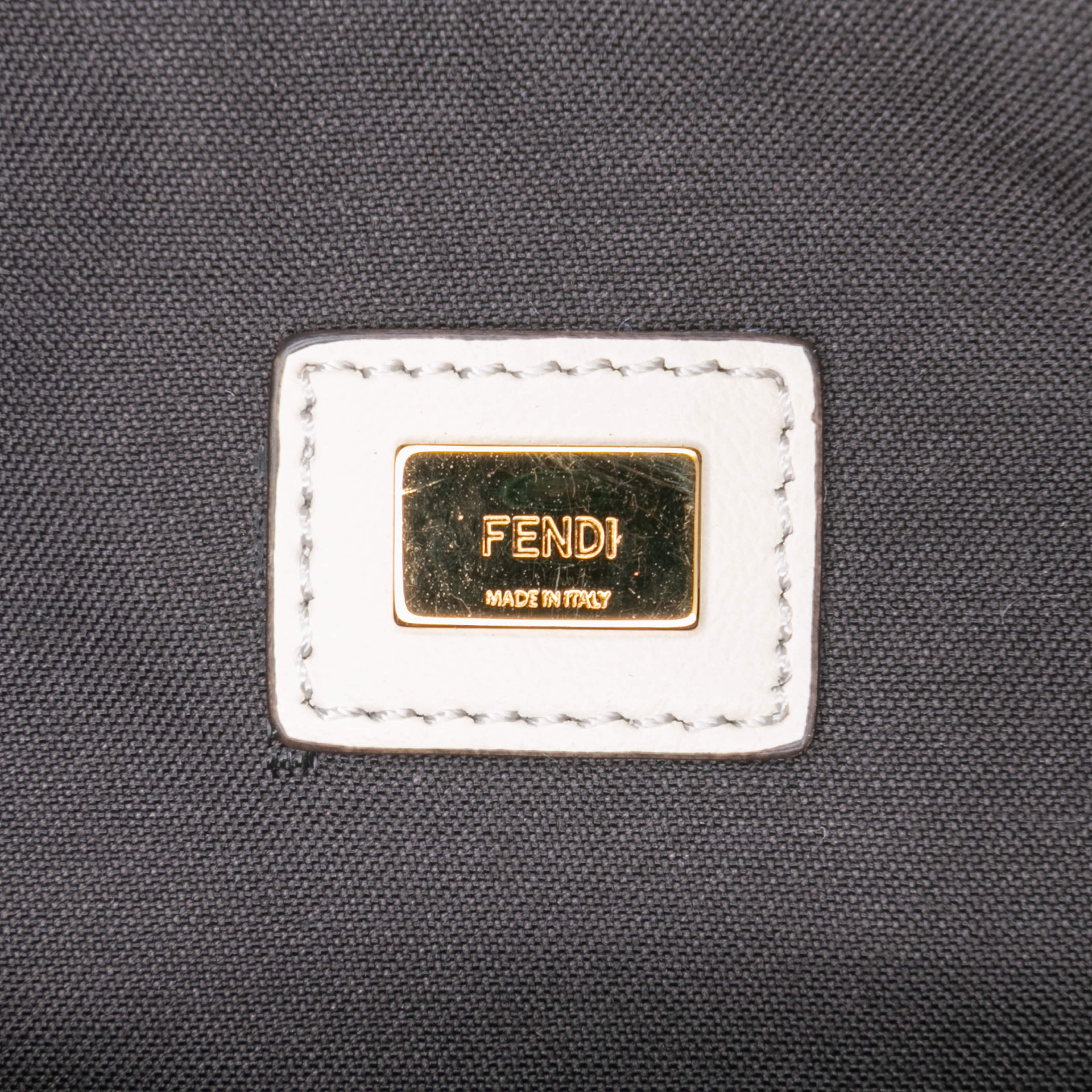 Fendi Shearling Logo Flat Pouch, från Luxclusif, i färgen nude. Klicka för att öppna bilden i stort format