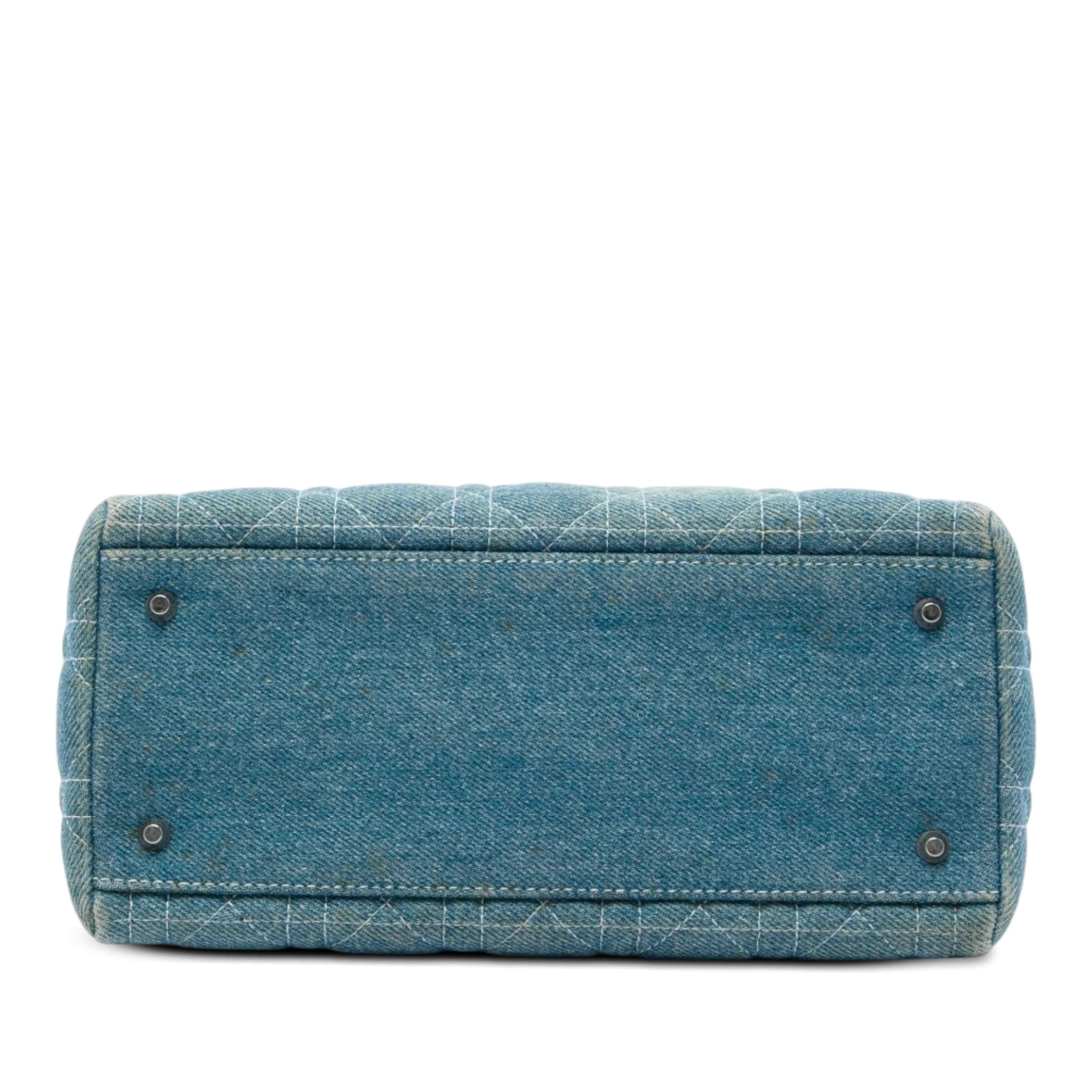 Dior Medium Denim Cannage Acrylic Handles Lady Dior, från Luxclusif, i färgen blå. Klicka för att öppna bilden i stort format