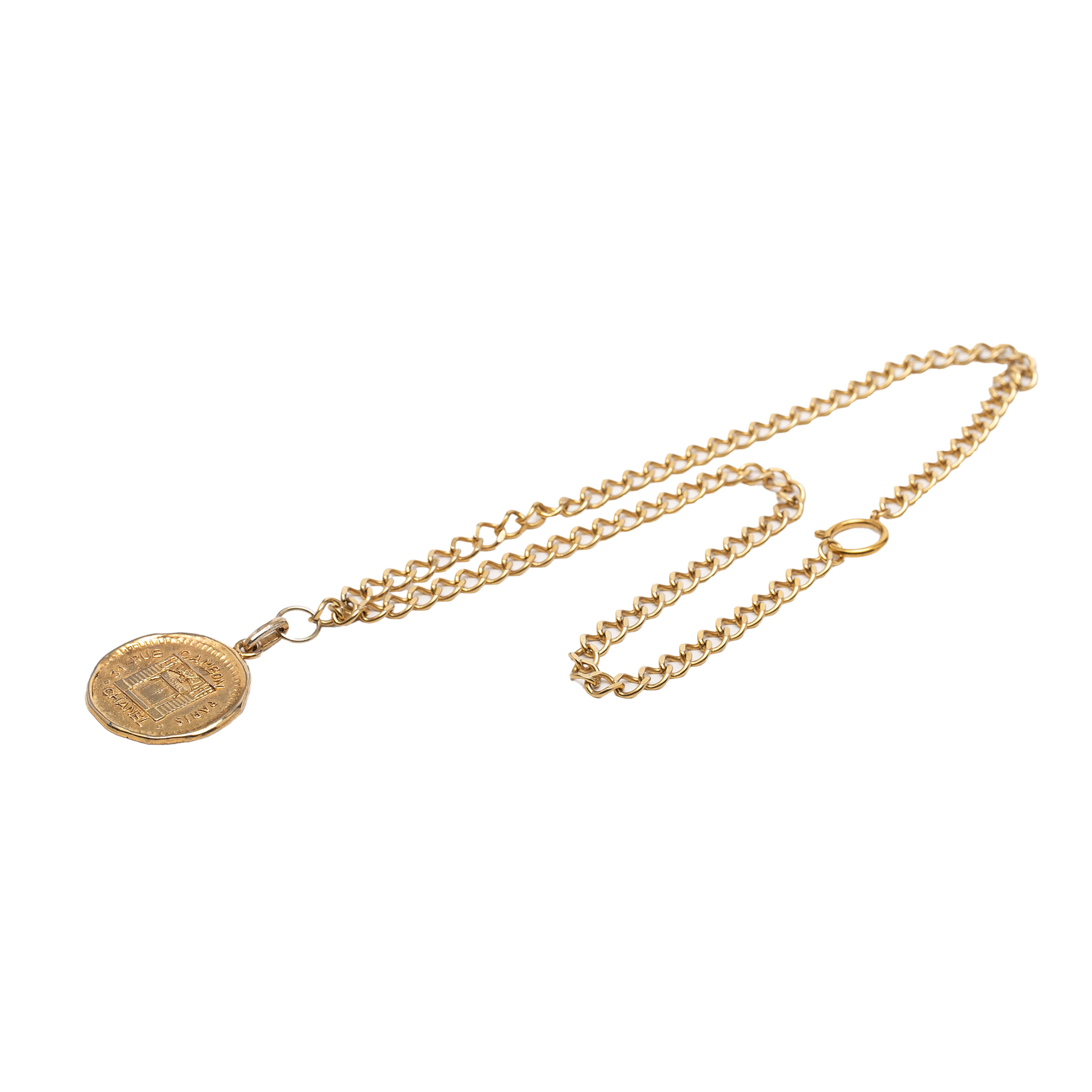 Chanel Gold Plated 31 Rue Cambon Medallion Pendant Necklace, från Luxclusif, i färgen guld. Klicka för att öppna bilden i stort format