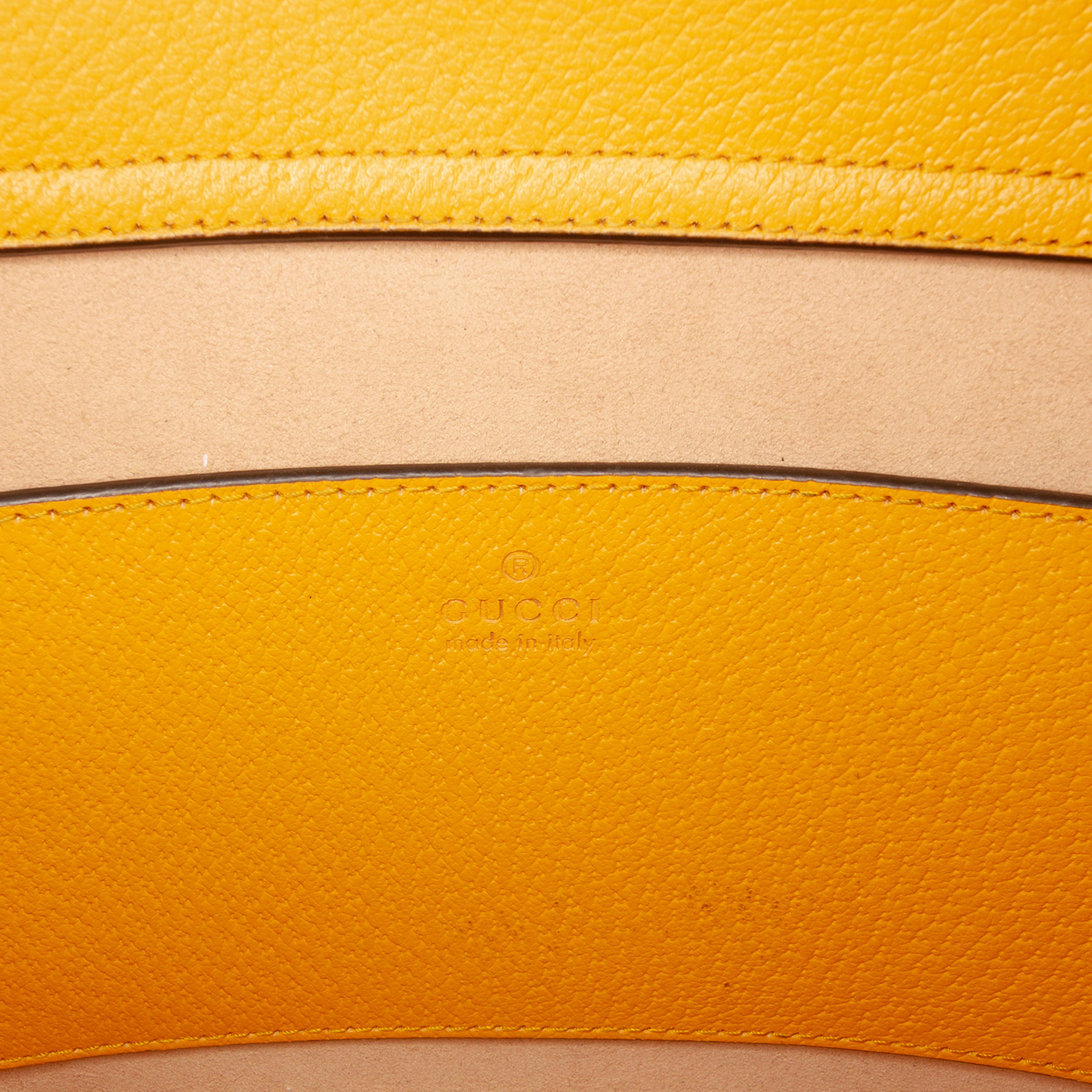 Gucci Medium Leather Bamboo Diana Satchel, från Luxclusif, i färgen yellow. Klicka för att öppna bilden i stort format