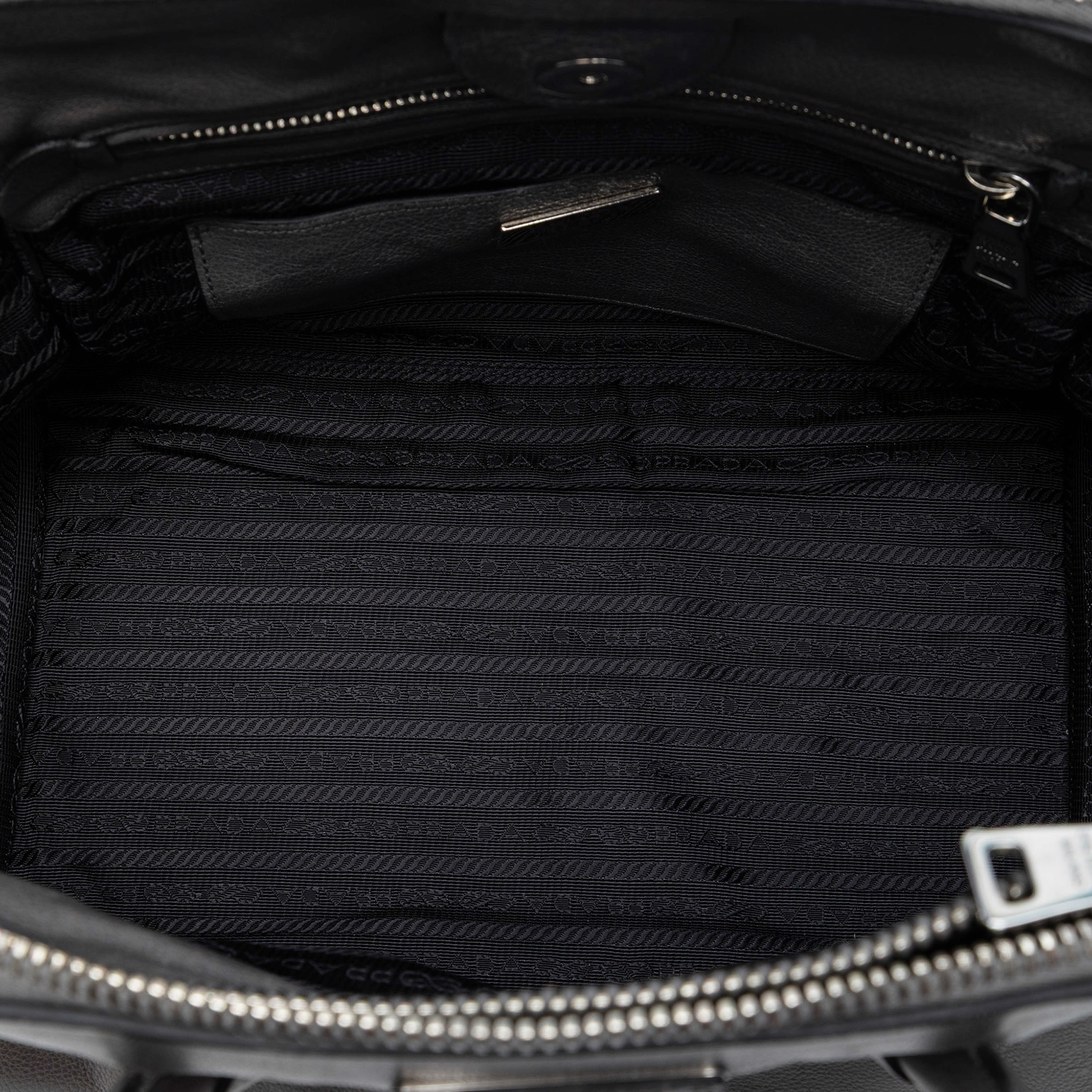 Prada Small Glace Calf Twin Pocket Satchel, från Luxclusif, i färgen dark gray. Klicka för att öppna bilden i stort format