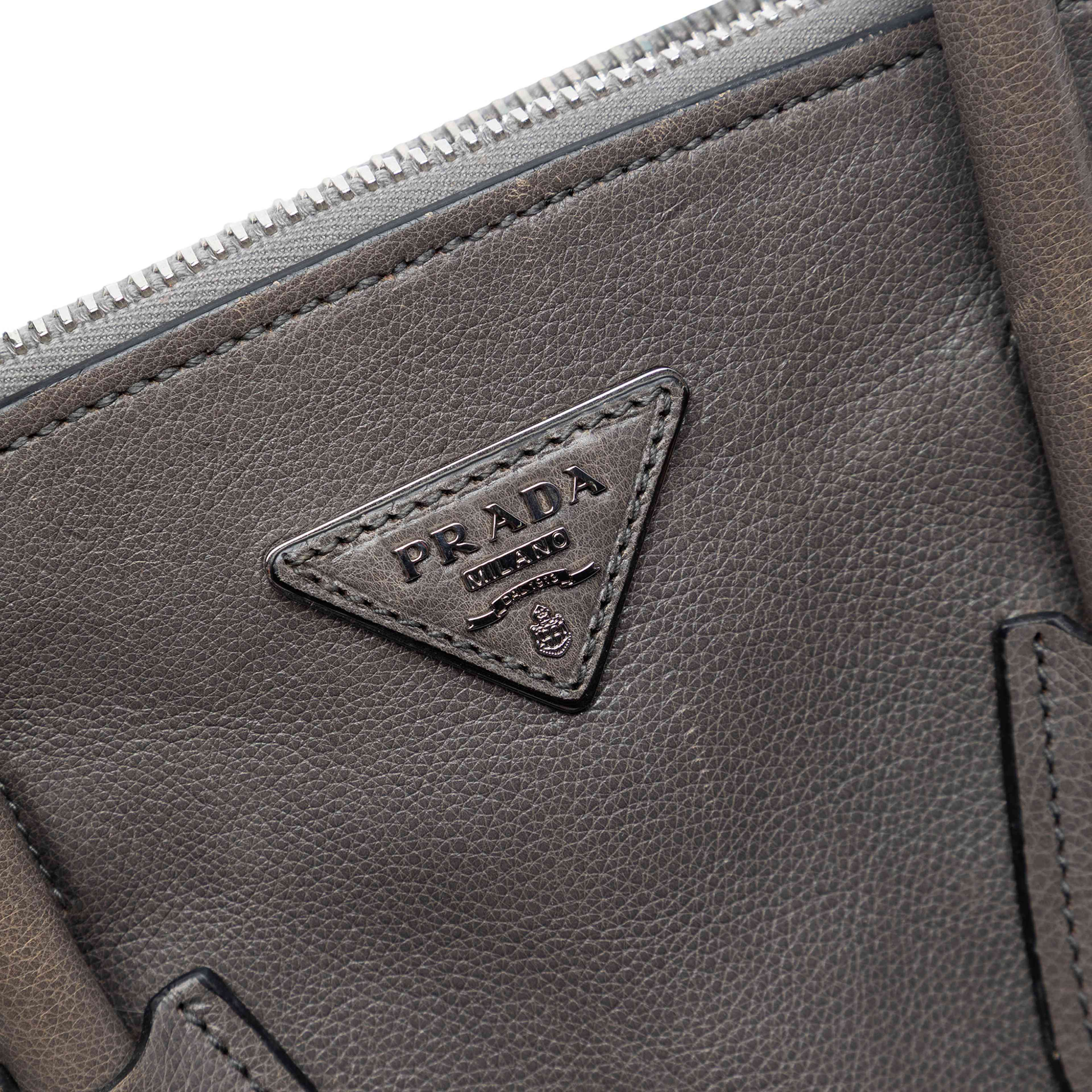 Prada Small Glace Calf Twin Pocket Satchel, från Luxclusif, i färgen grå. Klicka för att öppna bilden i stort format