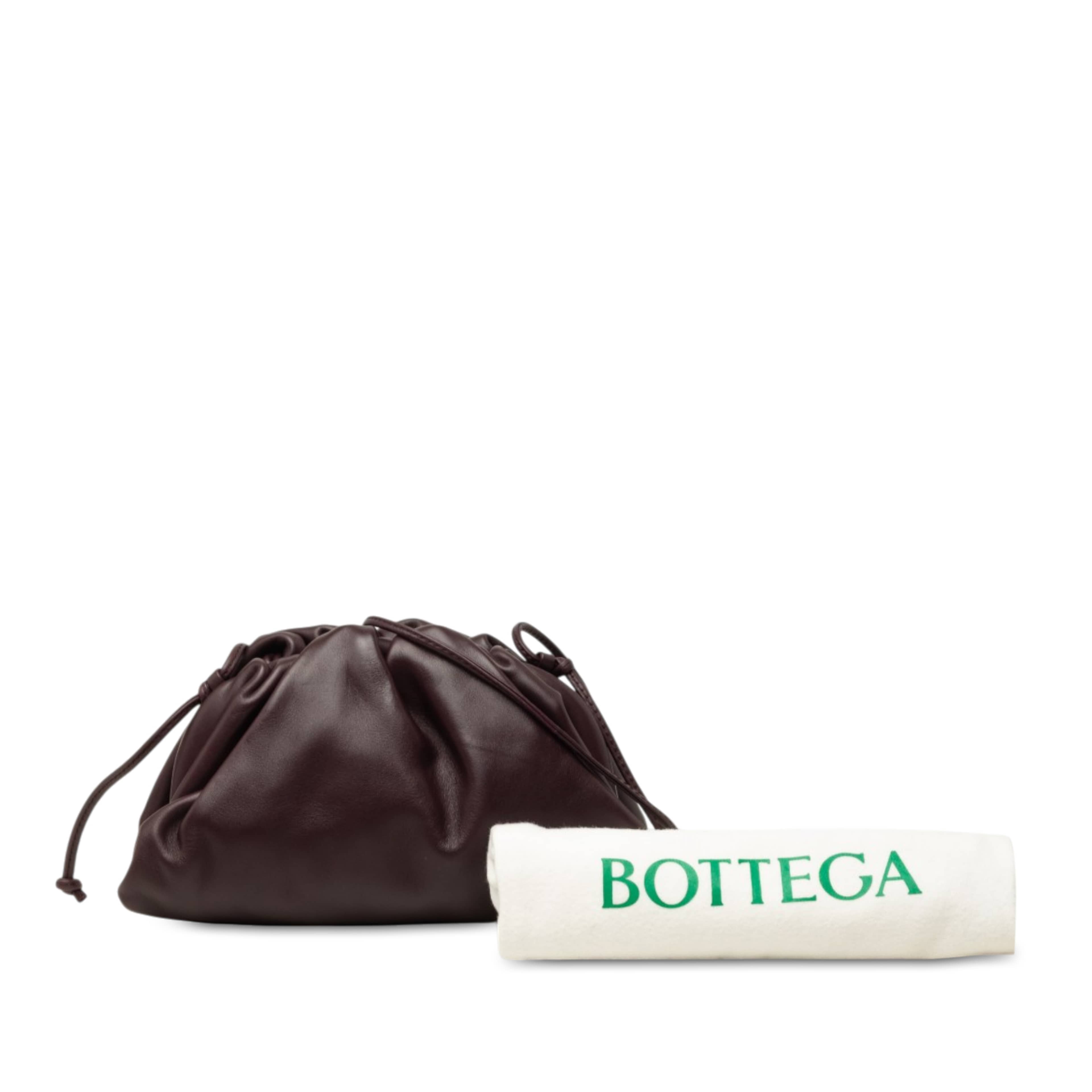 Bottega Veneta Lambskin The Mini Pouch Crossbody, från Luxclusif, i färgen purpur. Klicka för att öppna bilden i stort format