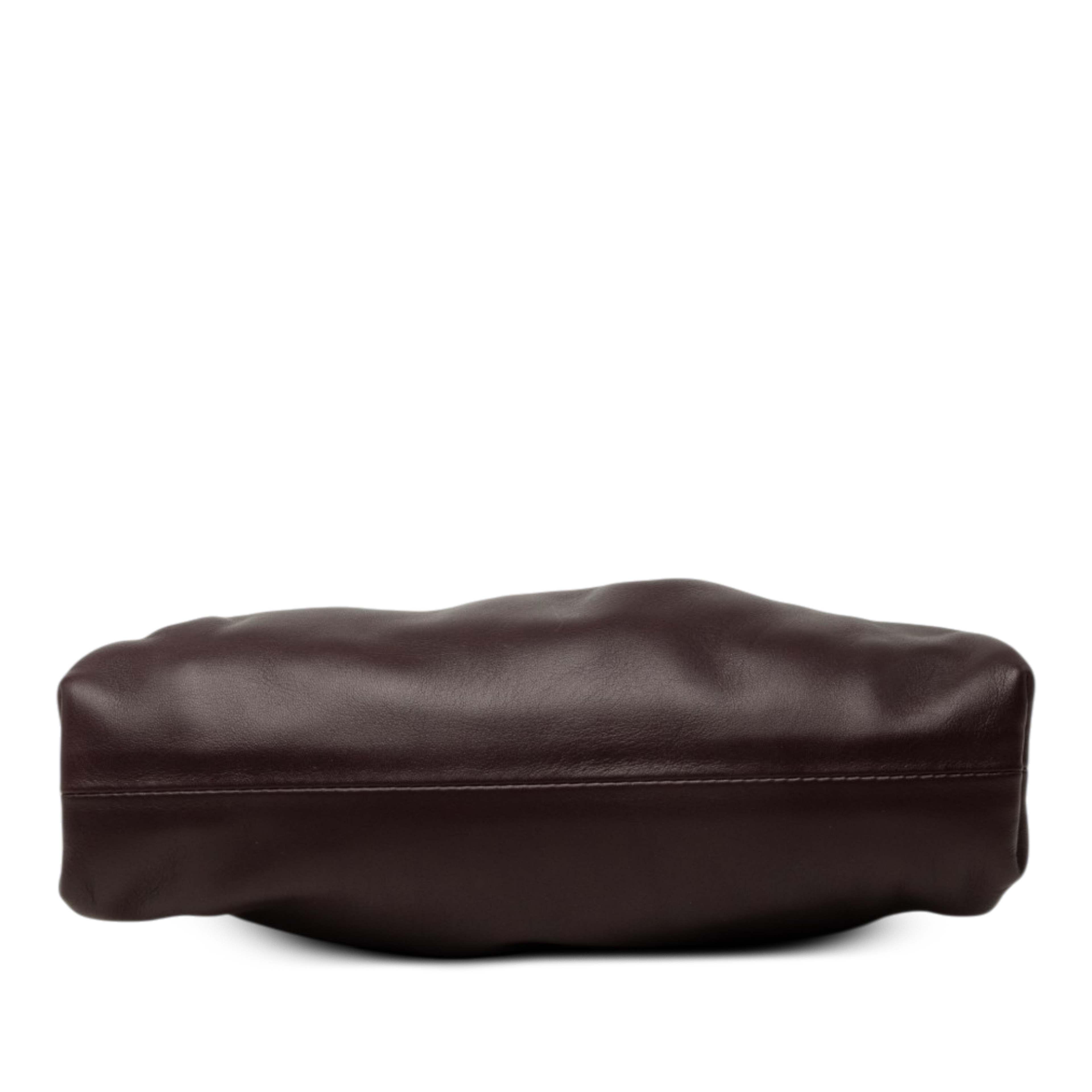 Bottega Veneta Lambskin The Mini Pouch Crossbody, från Luxclusif, i färgen purpur. Klicka för att öppna bilden i stort format