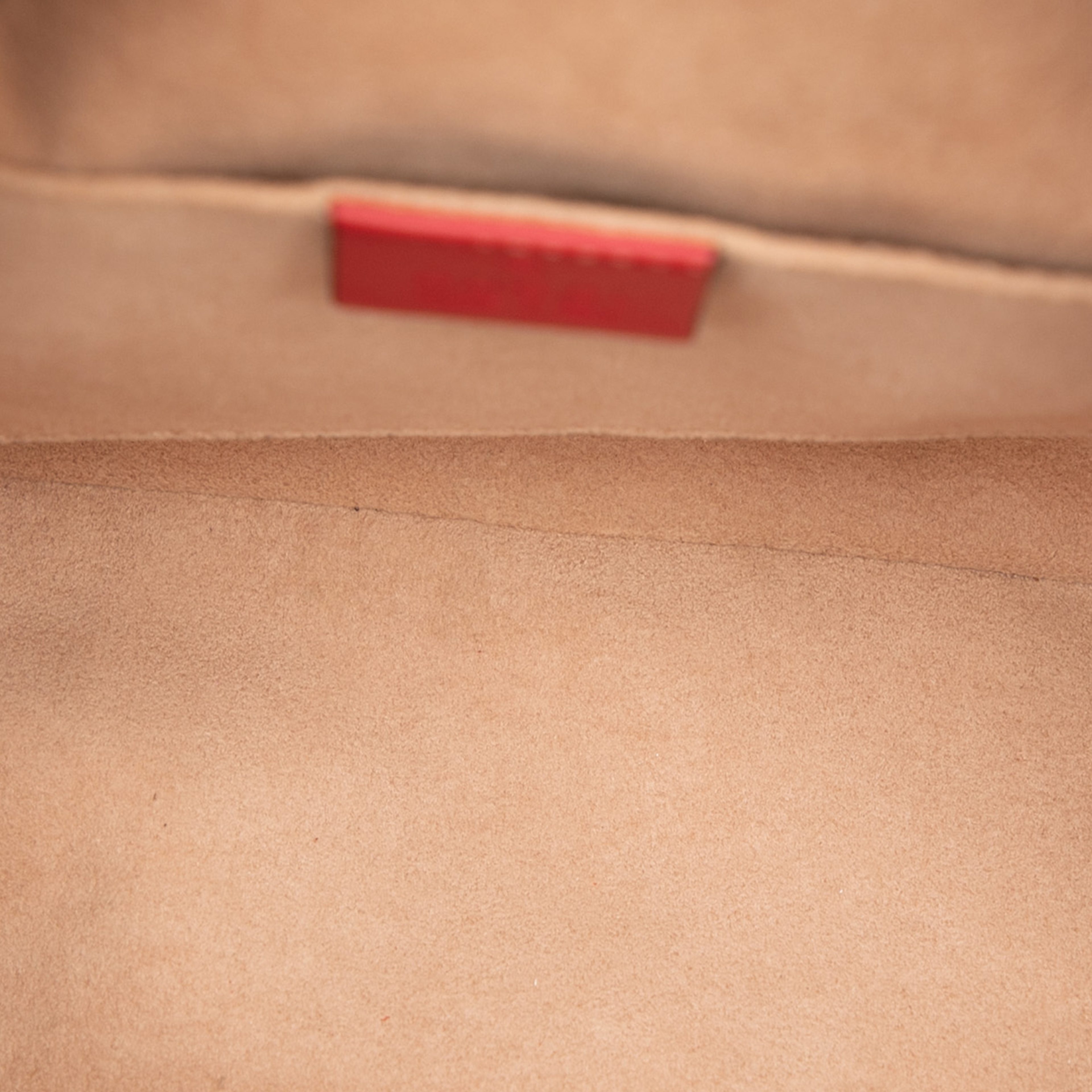 Gucci Small Gg Marmont Matelasse Leather Backpack, från Luxclusif, i färgen red. Klicka för att öppna bilden i stort format