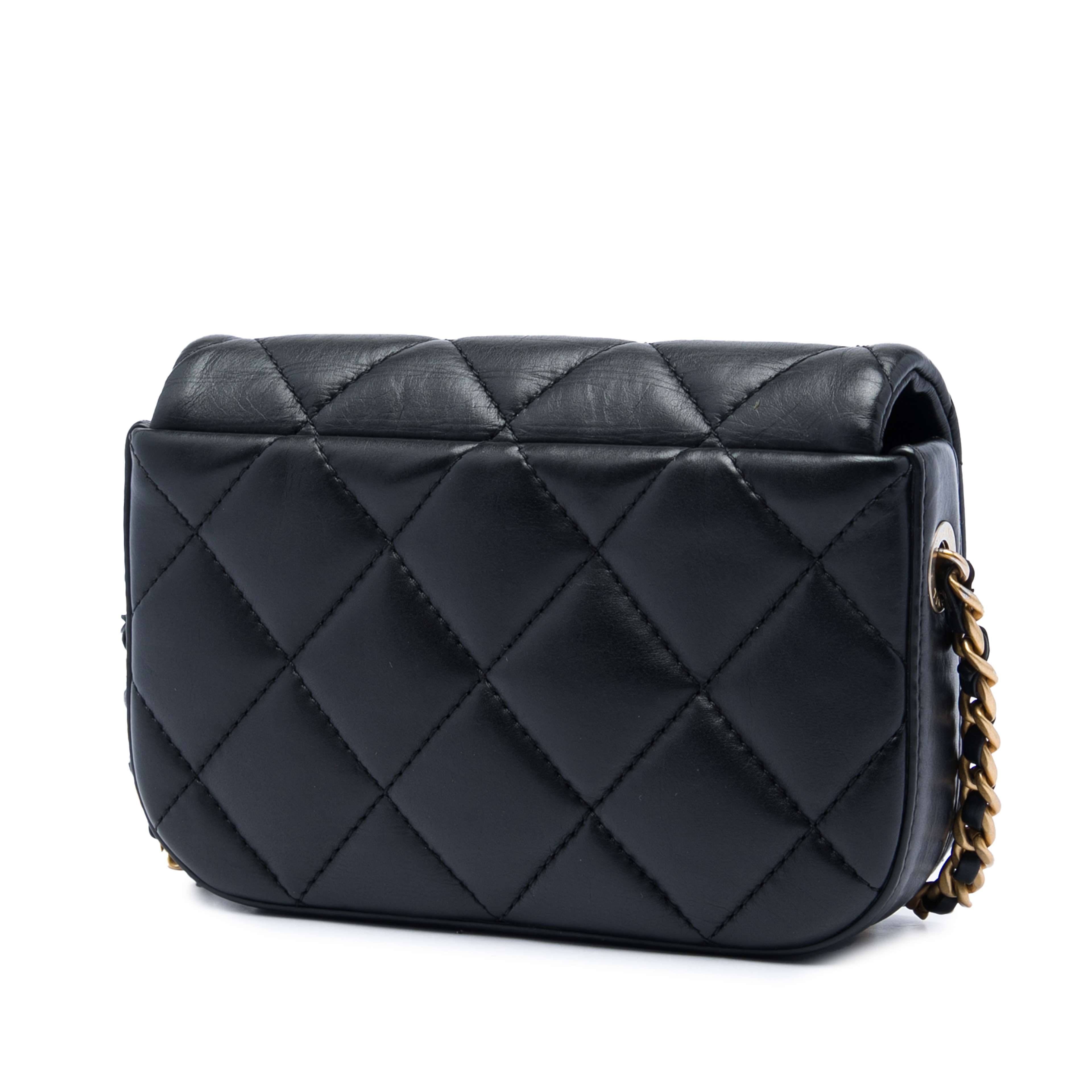 Chanel Mini Quilted Calfskin Nailed Cc Flap, från Luxclusif, i färgen svart. Klicka för att öppna bilden i stort format