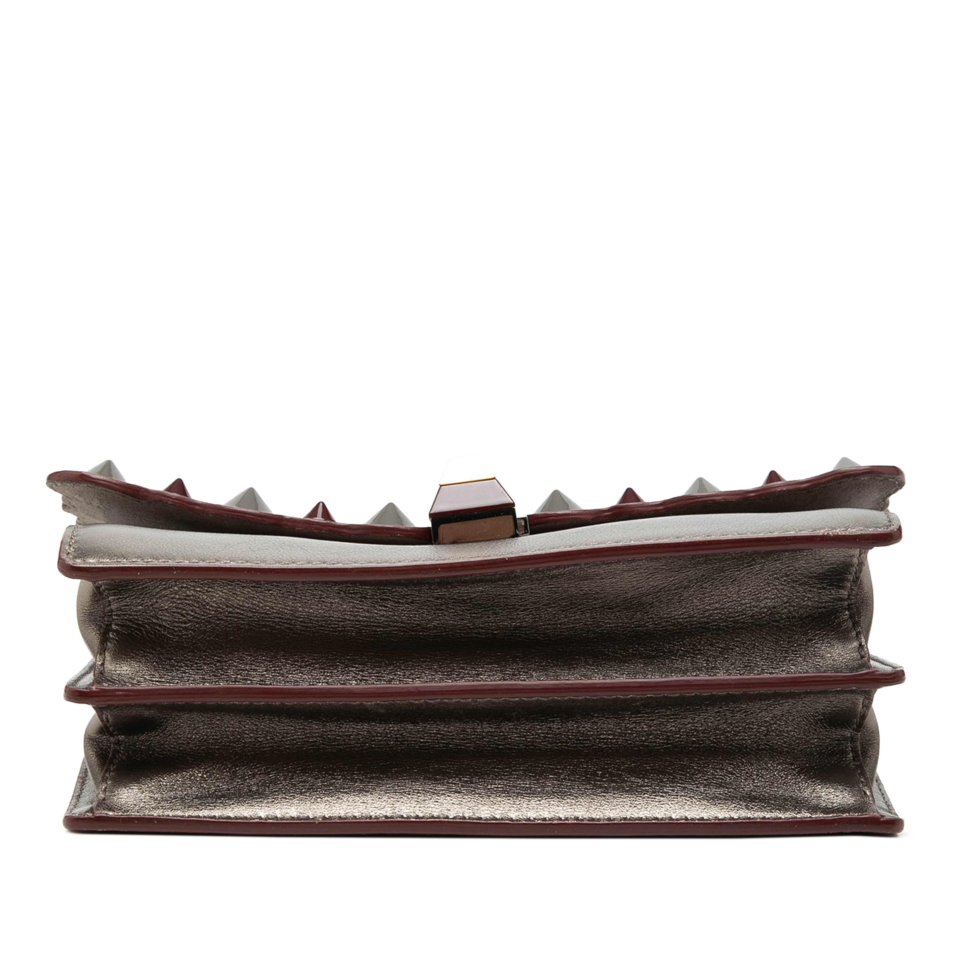 Fendi Mini Scalloped Metallic Studded Leather Kan I Crossbody, från Luxclusif, i färgen gold. Klicka för att öppna bilden i stort format