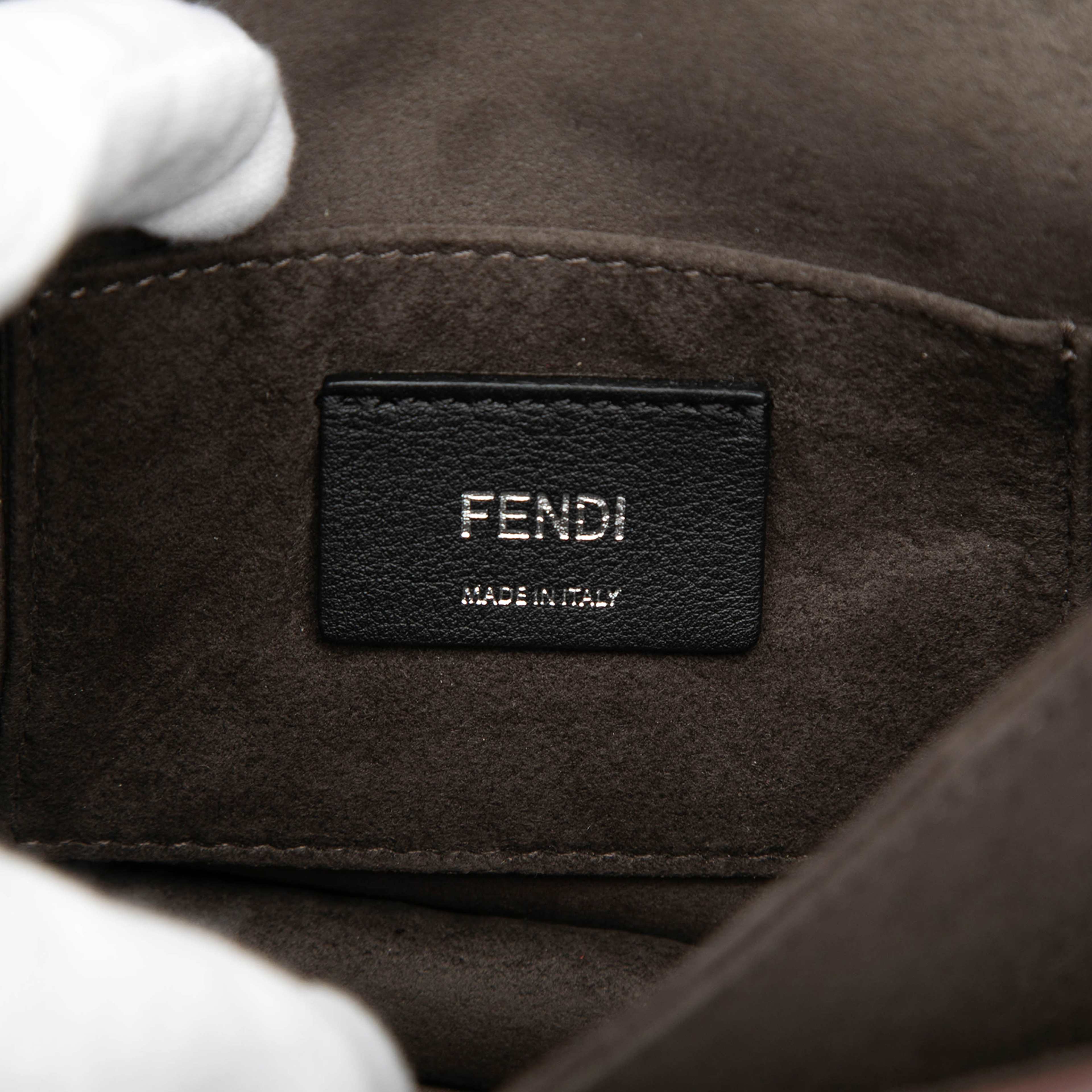 Fendi Mini Scalloped Metallic Studded Leather Kan I Crossbody, från Luxclusif, i färgen gold. Klicka för att öppna bilden i stort format