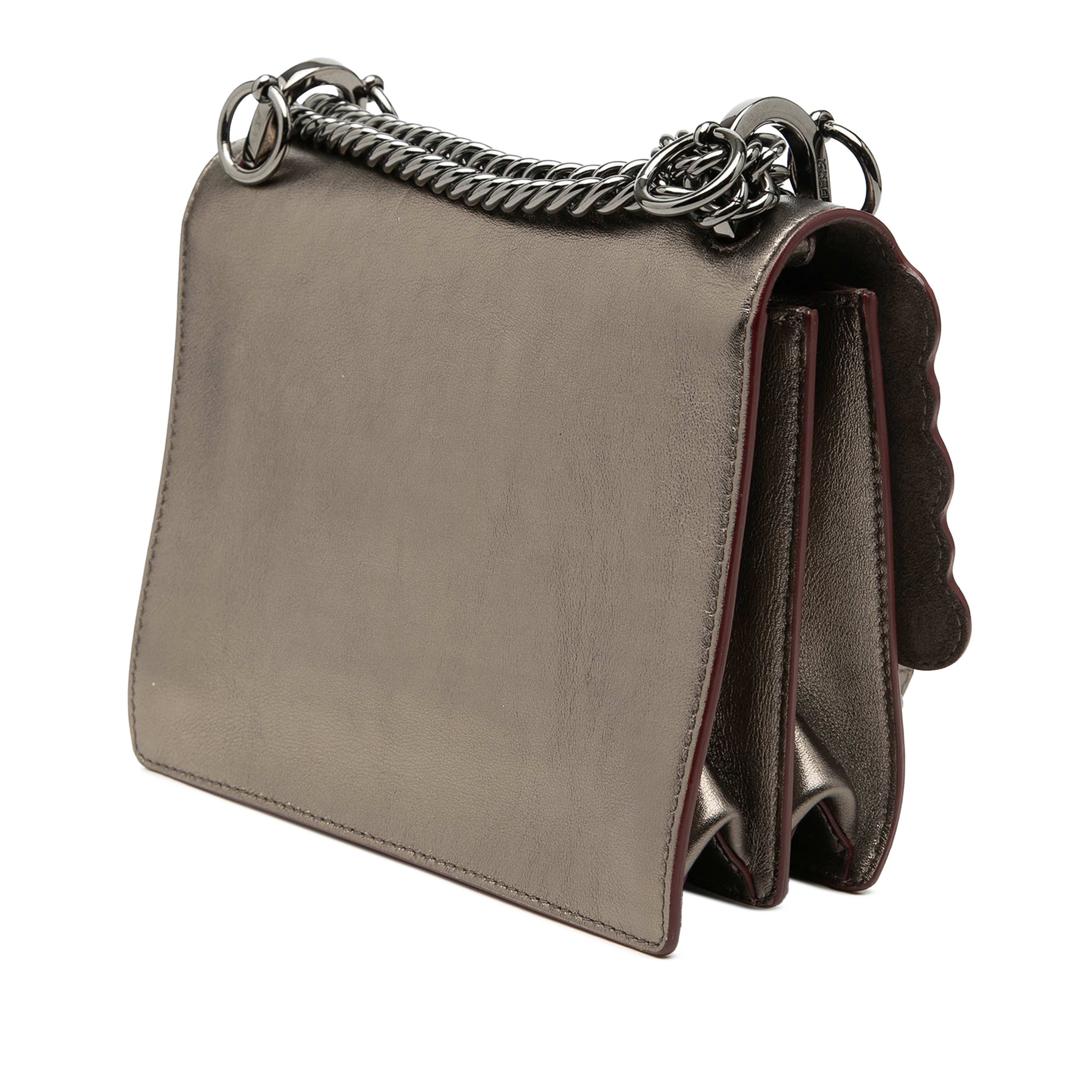 Fendi Mini Scalloped Metallic Studded Leather Kan I Crossbody, från Luxclusif, i färgen guld. Klicka för att öppna bilden i stort format