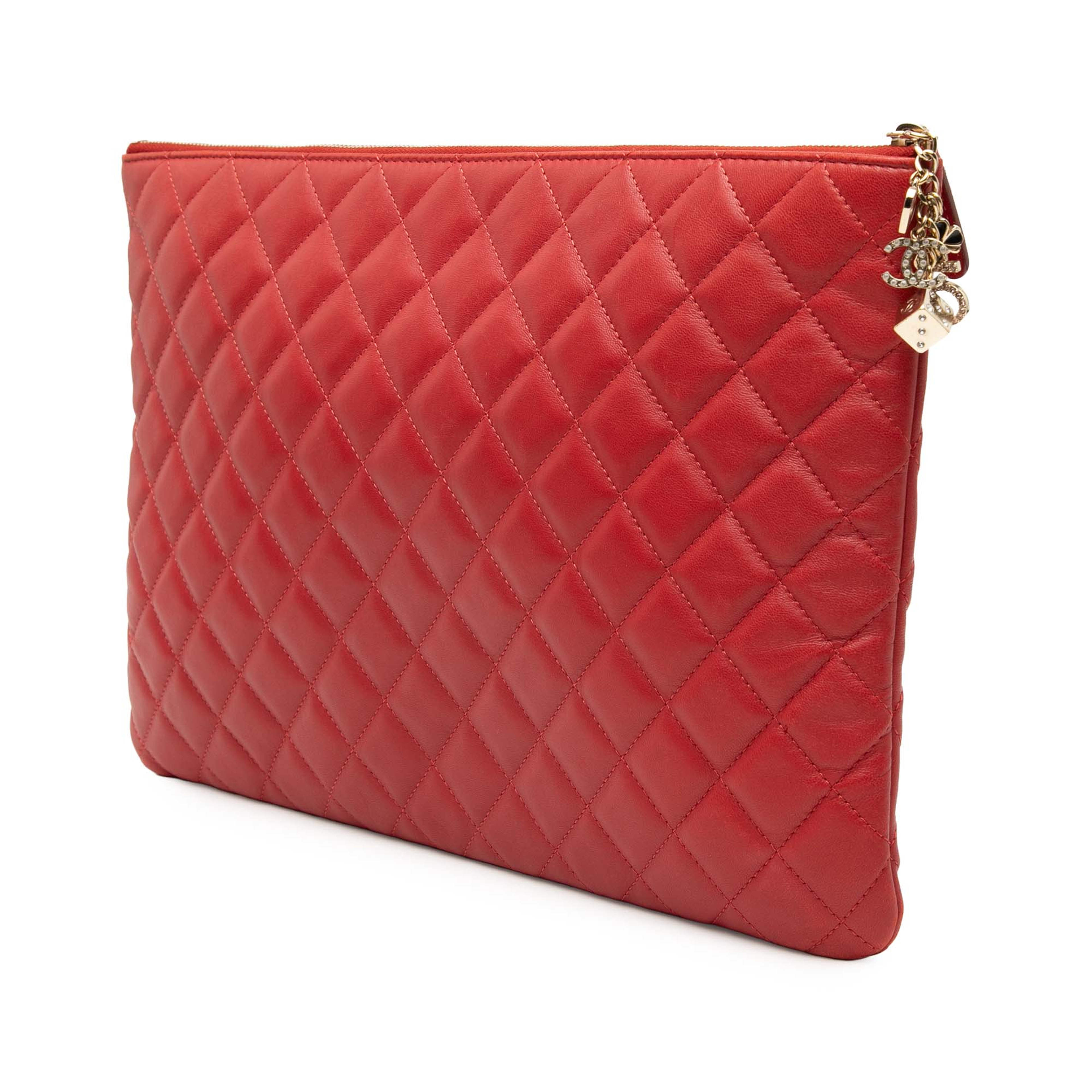 Chanel Large Quilted Lambskin Casino Charms O Case Clutch, från Luxclusif, i färgen red. Klicka för att öppna bilden i stort format