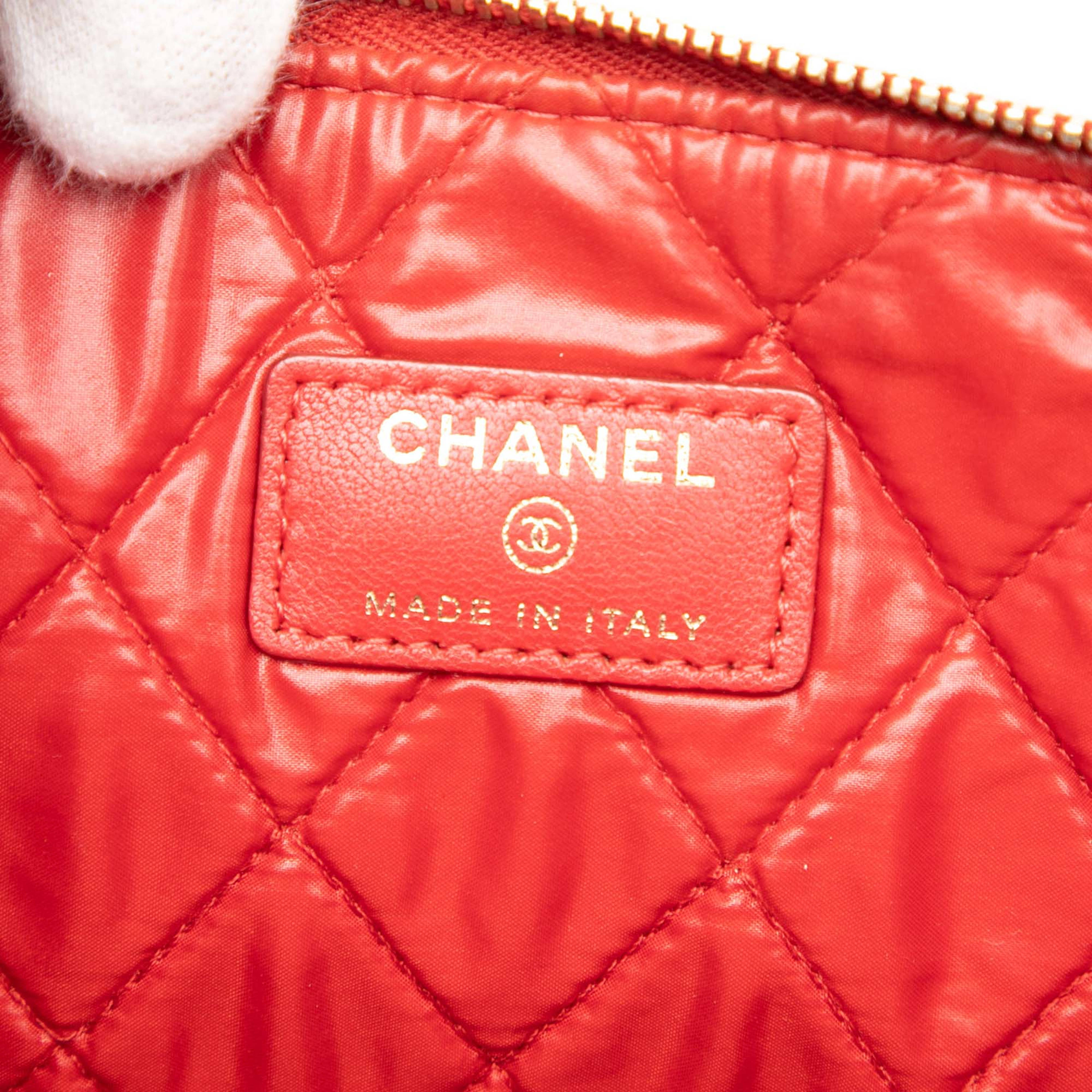 Chanel Large Quilted Lambskin Casino Charms O Case Clutch, från Luxclusif, i färgen red. Klicka för att öppna bilden i stort format