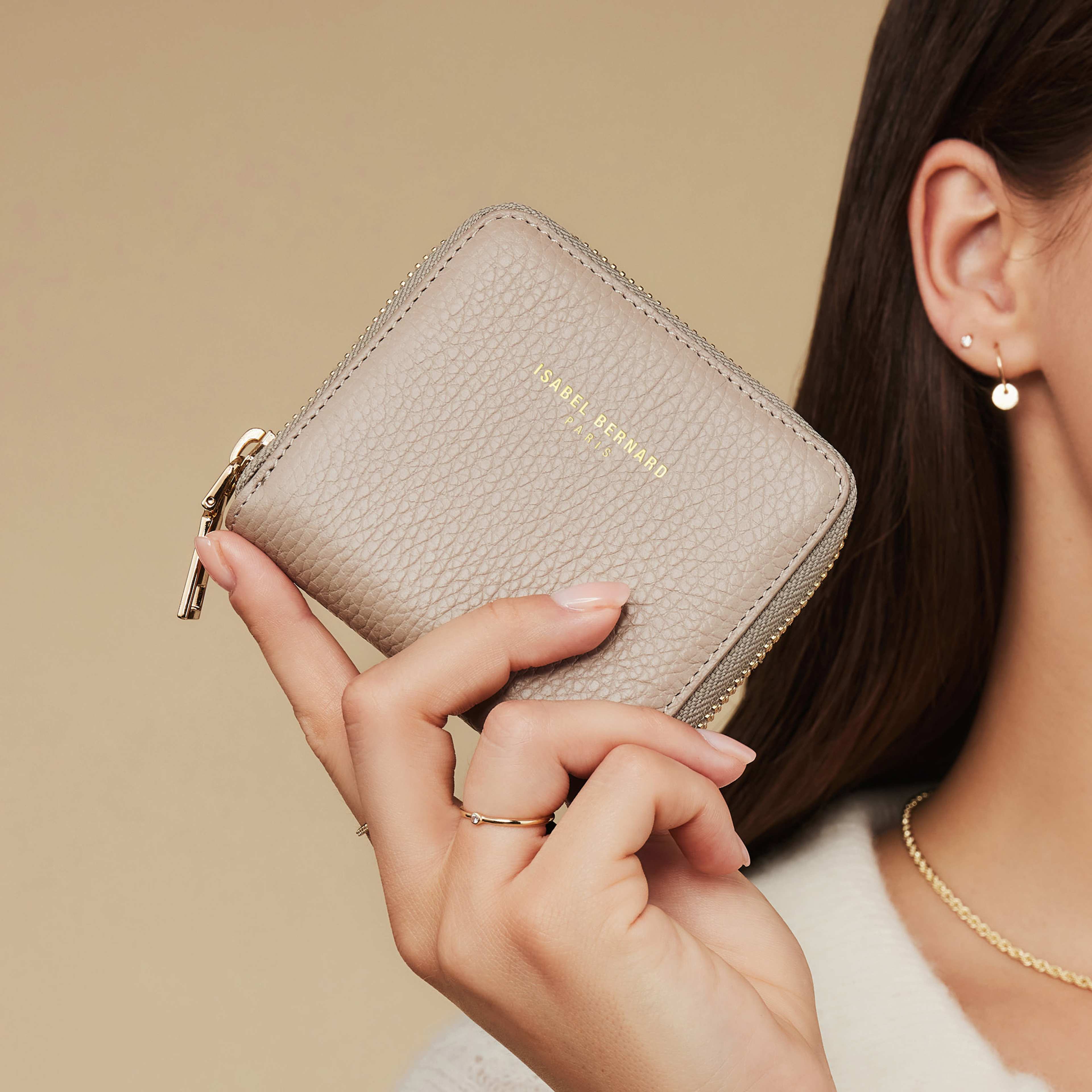 Honoré Läder Plånbok Med Dragkedja, från Isabel Bernard, i färgen gråbrun. Klicka för att öppna bilden i stort format