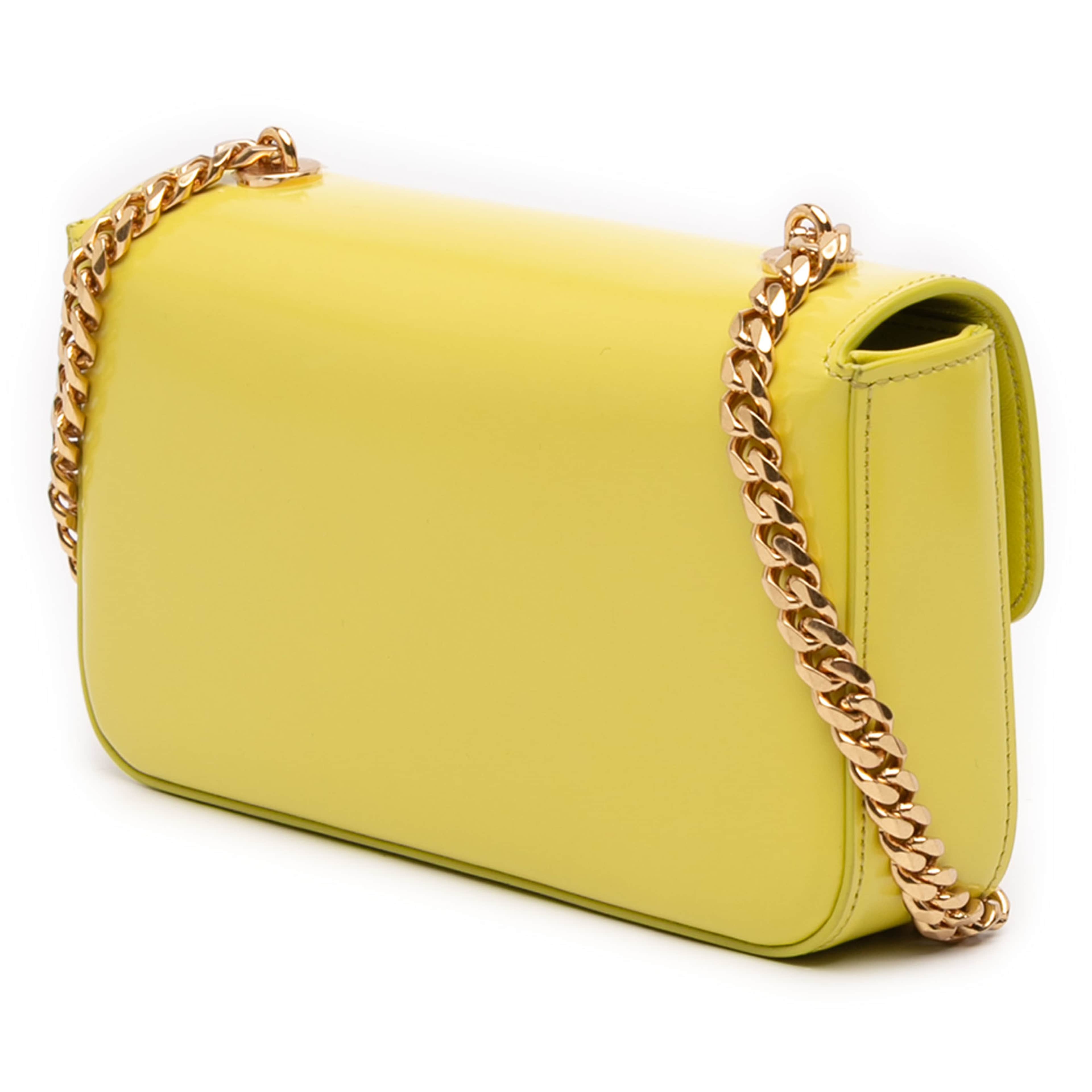 Celine Shiny Calfskin Claude Chain Shoulder Bag, från Luxclusif, i färgen gul. Klicka för att öppna bilden i stort format