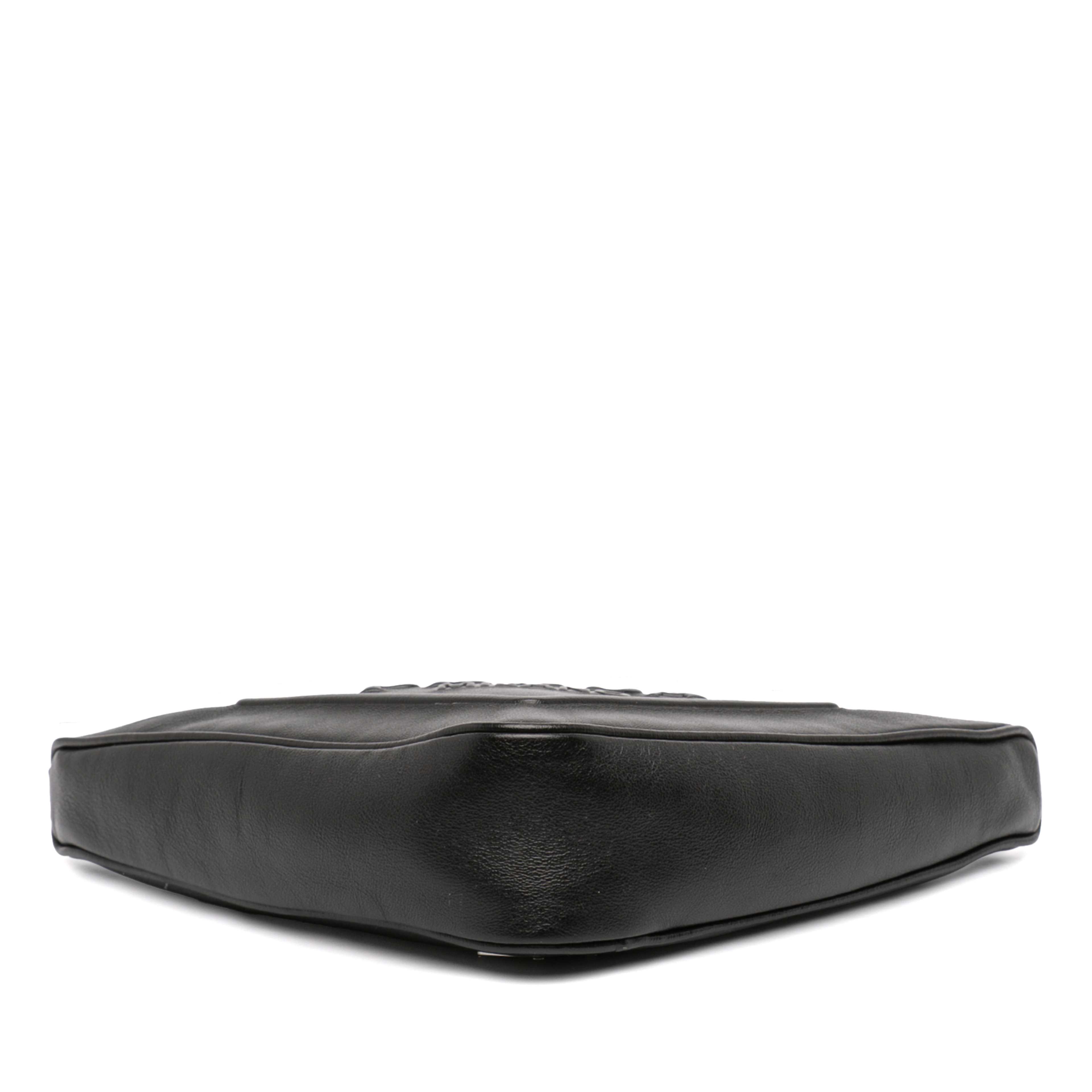 Prada Grace Lux Triangle Satchel, från Luxclusif, i färgen black. Klicka för att öppna bilden i stort format