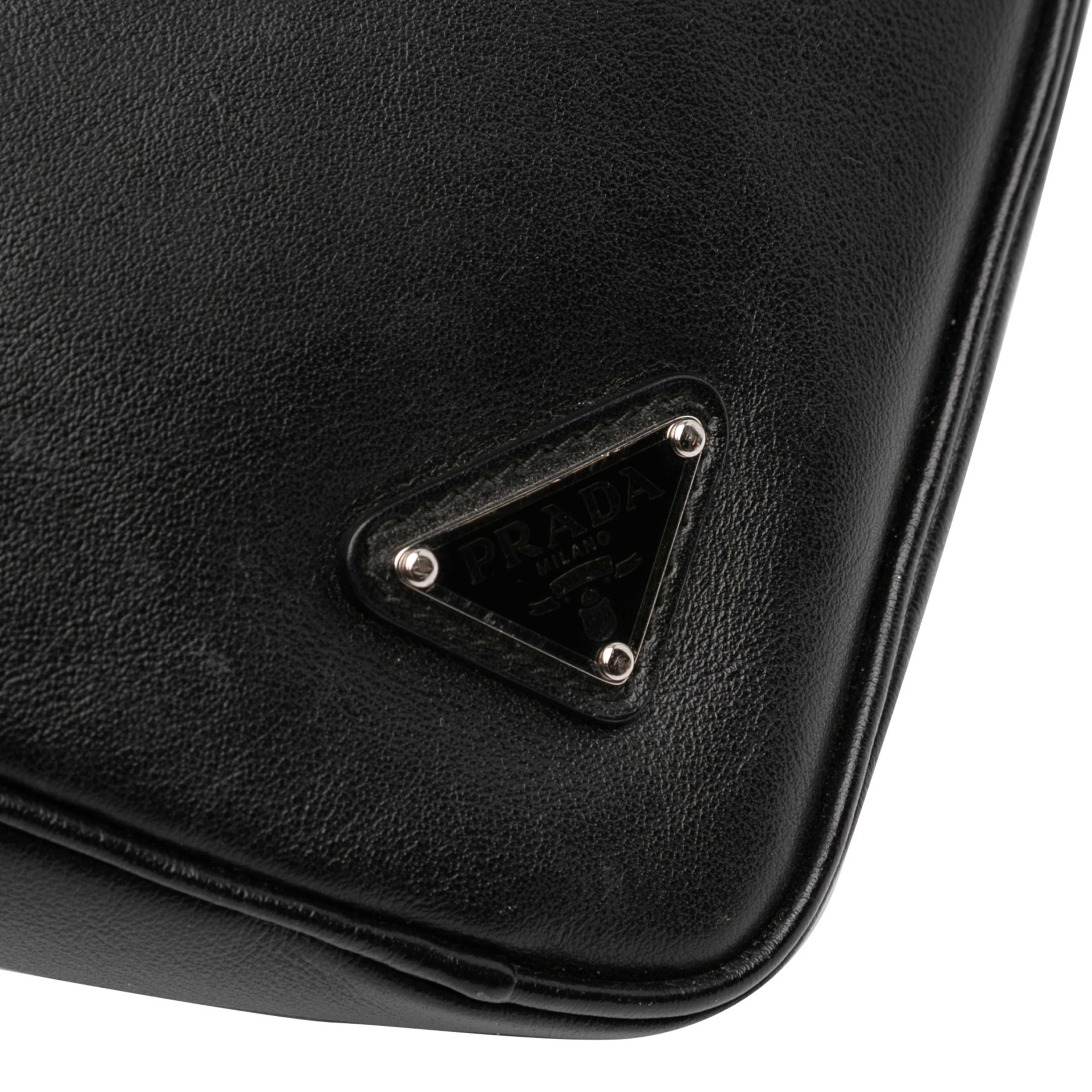 Prada Grace Lux Triangle Satchel, från Luxclusif, i färgen black. Klicka för att öppna bilden i stort format