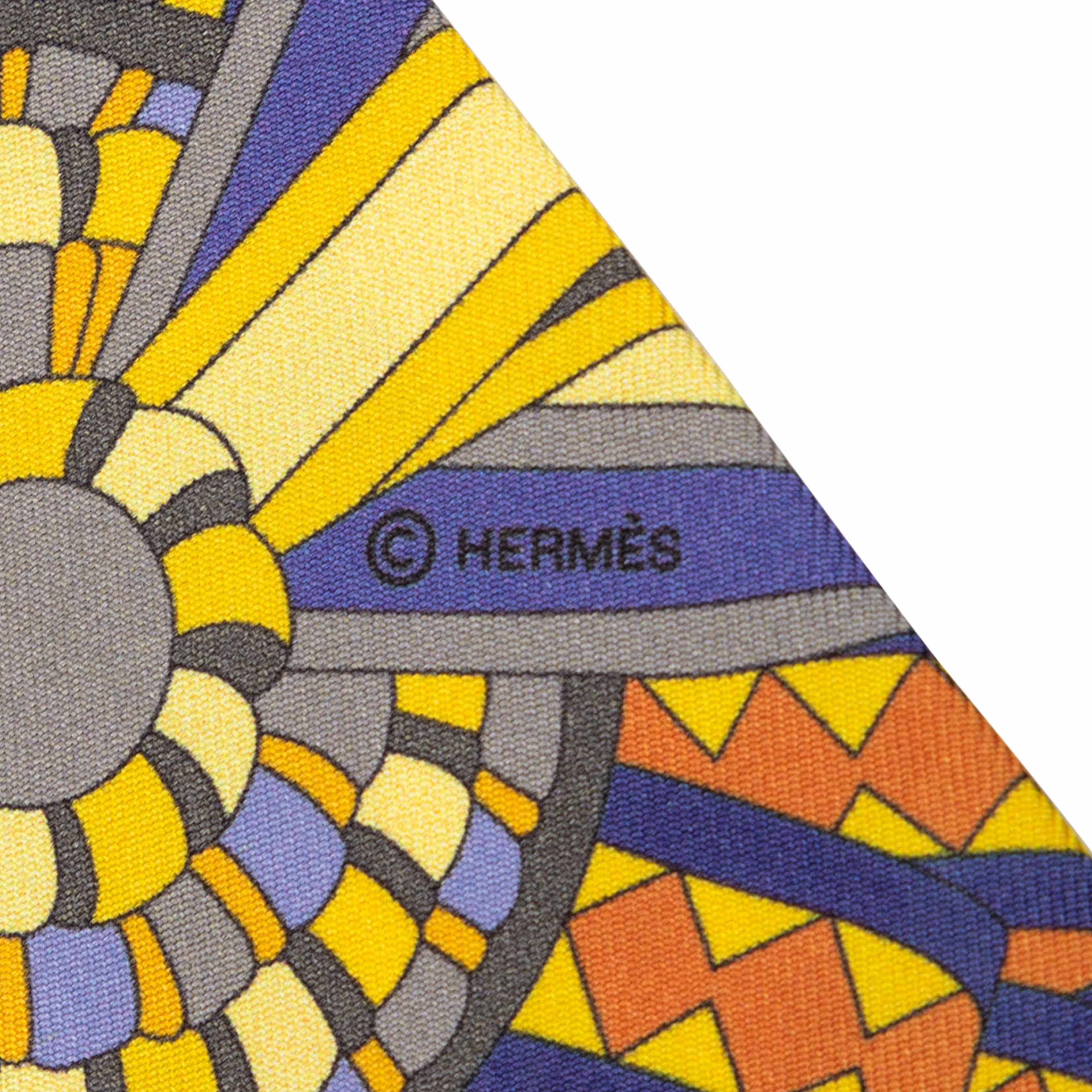 Hermès Les Flots Du Cheval Silk Twilly Scarf, från Luxclusif, i färgen gold. Klicka för att öppna bilden i stort format