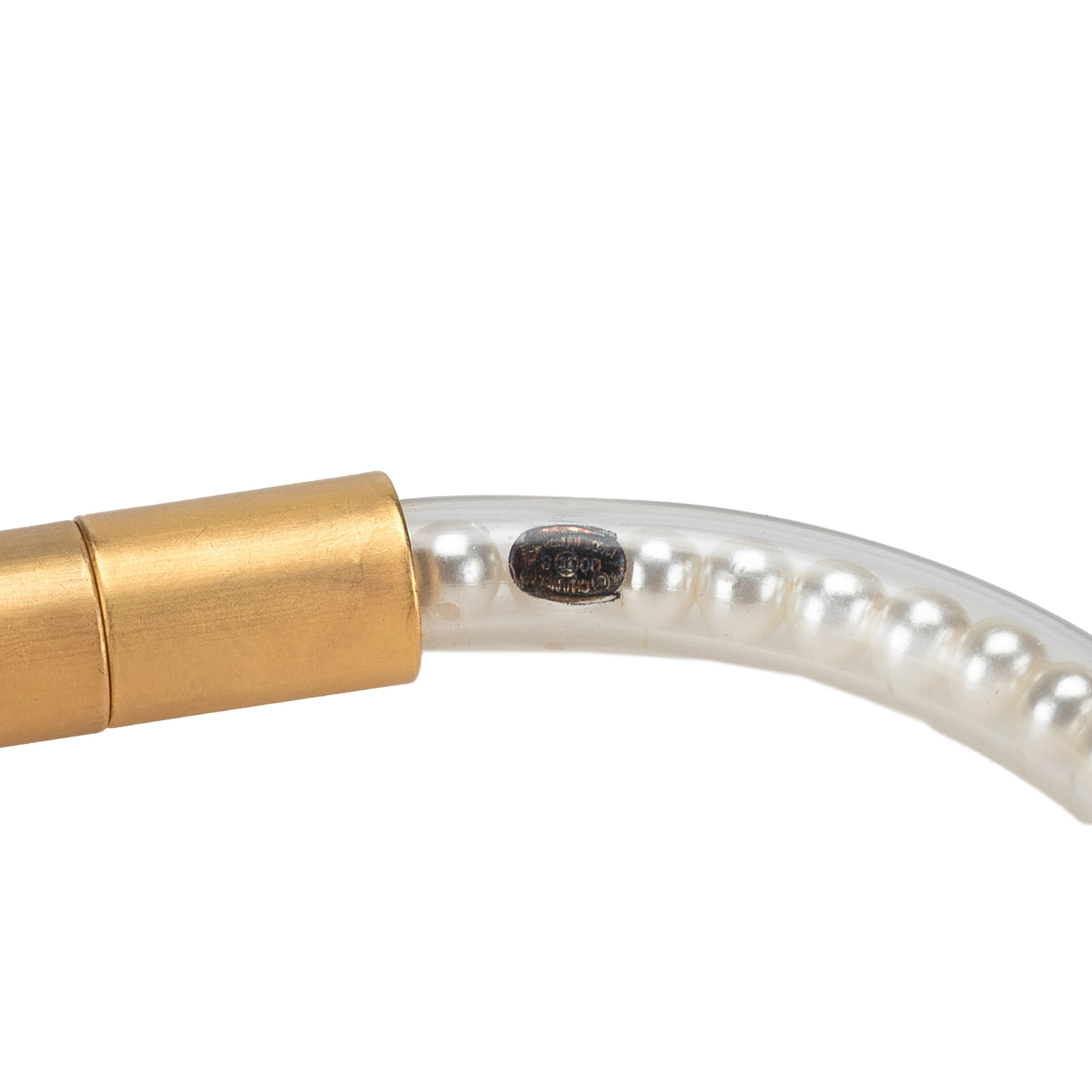 Chanel Faux Pearl Pvc Tube Bracelet, från Luxclusif, i färgen pearl. Klicka för att öppna bilden i stort format