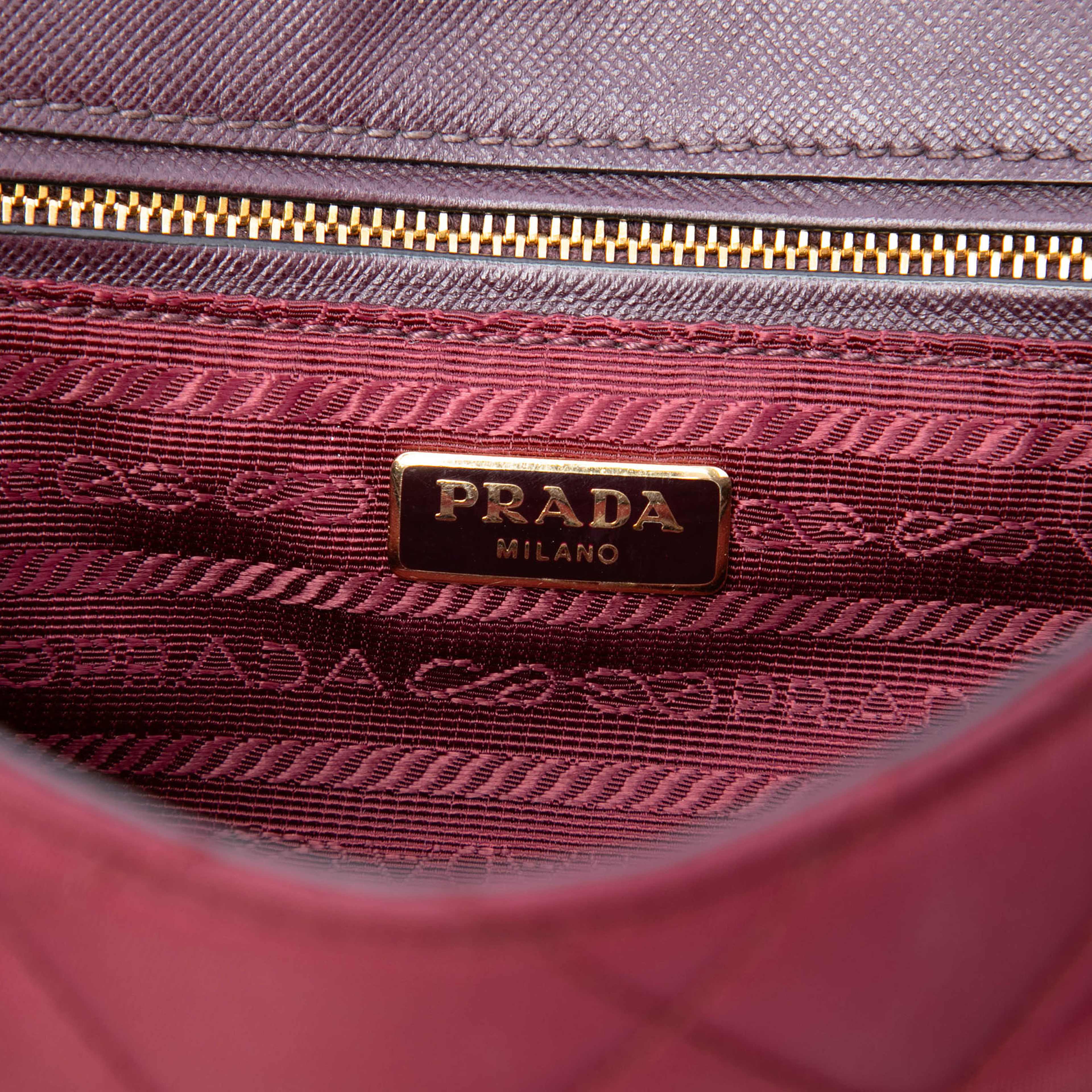 Prada Impuntu Tessuto Chain Crossbody, från Luxclusif, i färgen röd. Klicka för att öppna bilden i stort format