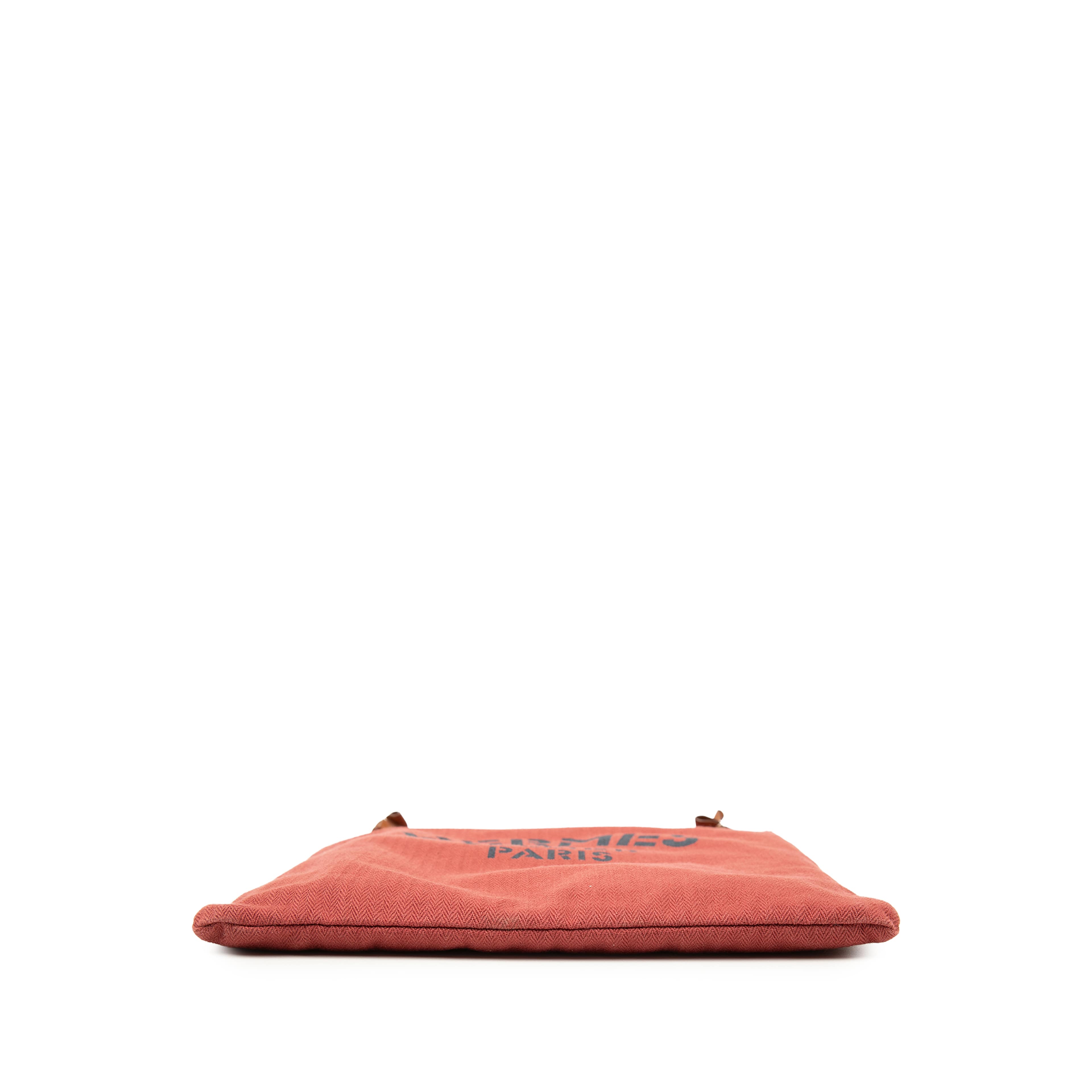 Hermès Toile Aline Grooming Bag Mm, från Luxclusif, i färgen red. Klicka för att öppna bilden i stort format