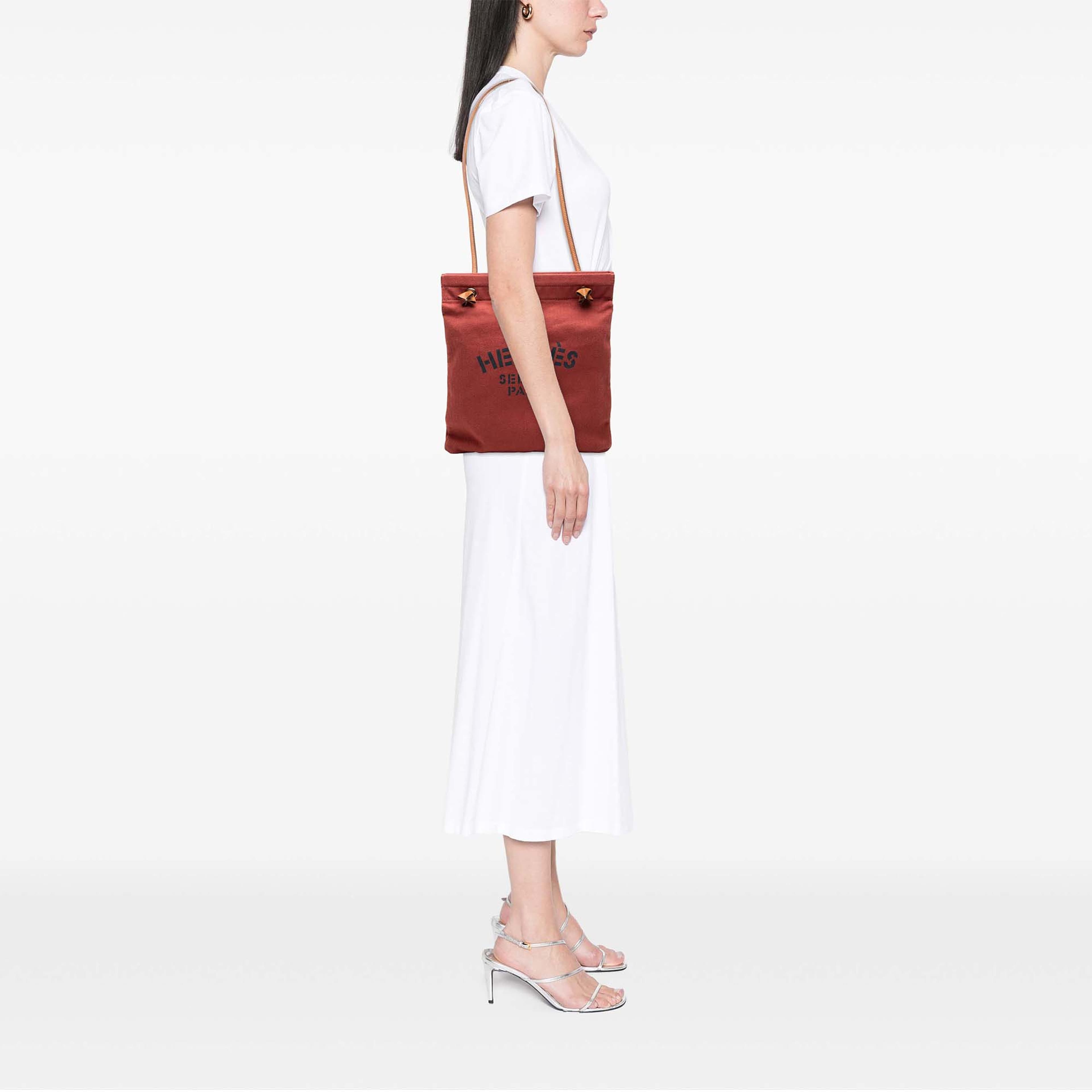 Hermès Toile Aline Grooming Bag Mm, från Luxclusif, i färgen röd. Klicka för att öppna bilden i stort format