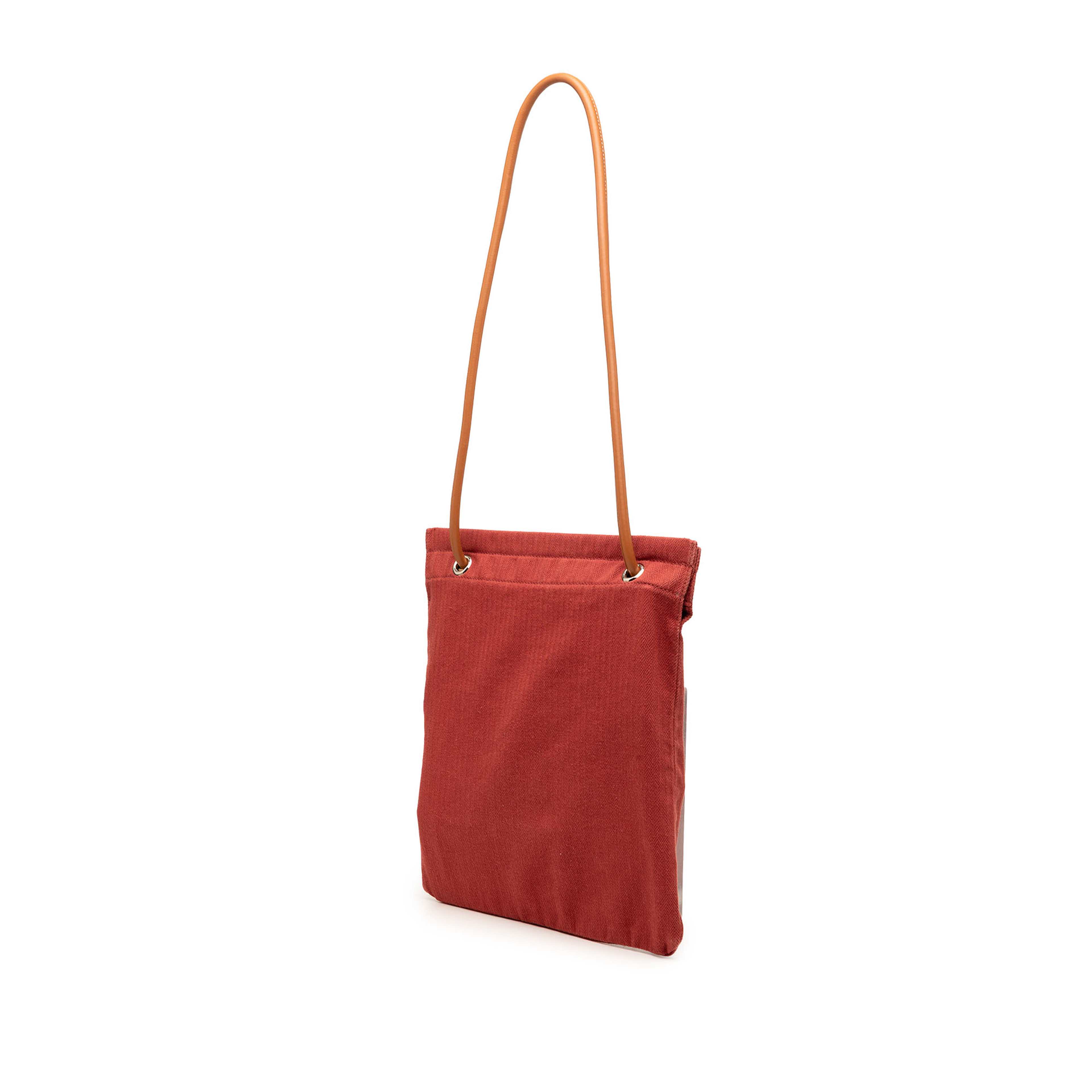 Hermès Toile Aline Grooming Bag Mm, från Luxclusif, i färgen red. Klicka för att öppna bilden i stort format