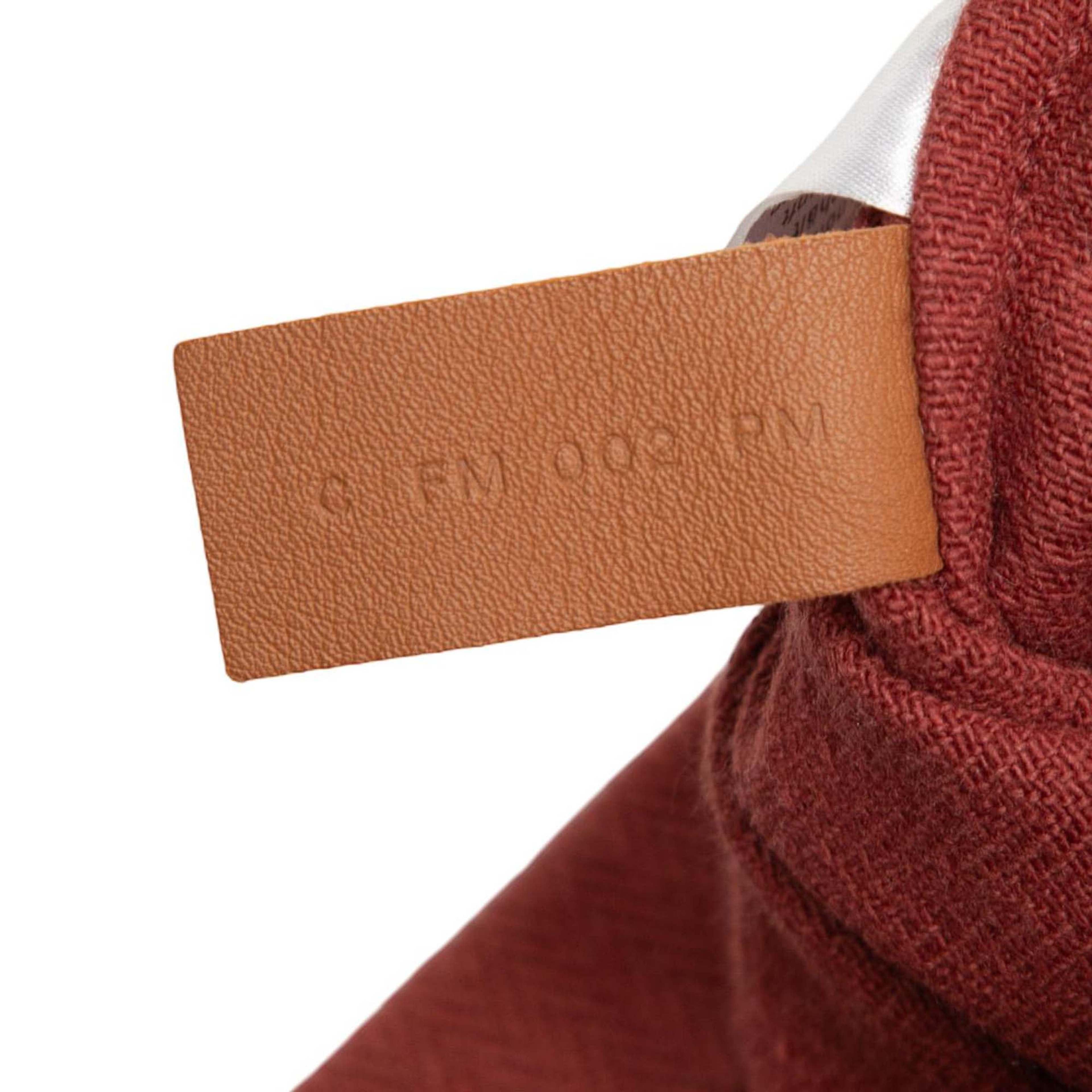 Hermès Toile Aline Grooming Bag Mm, från Luxclusif, i färgen red. Klicka för att öppna bilden i stort format