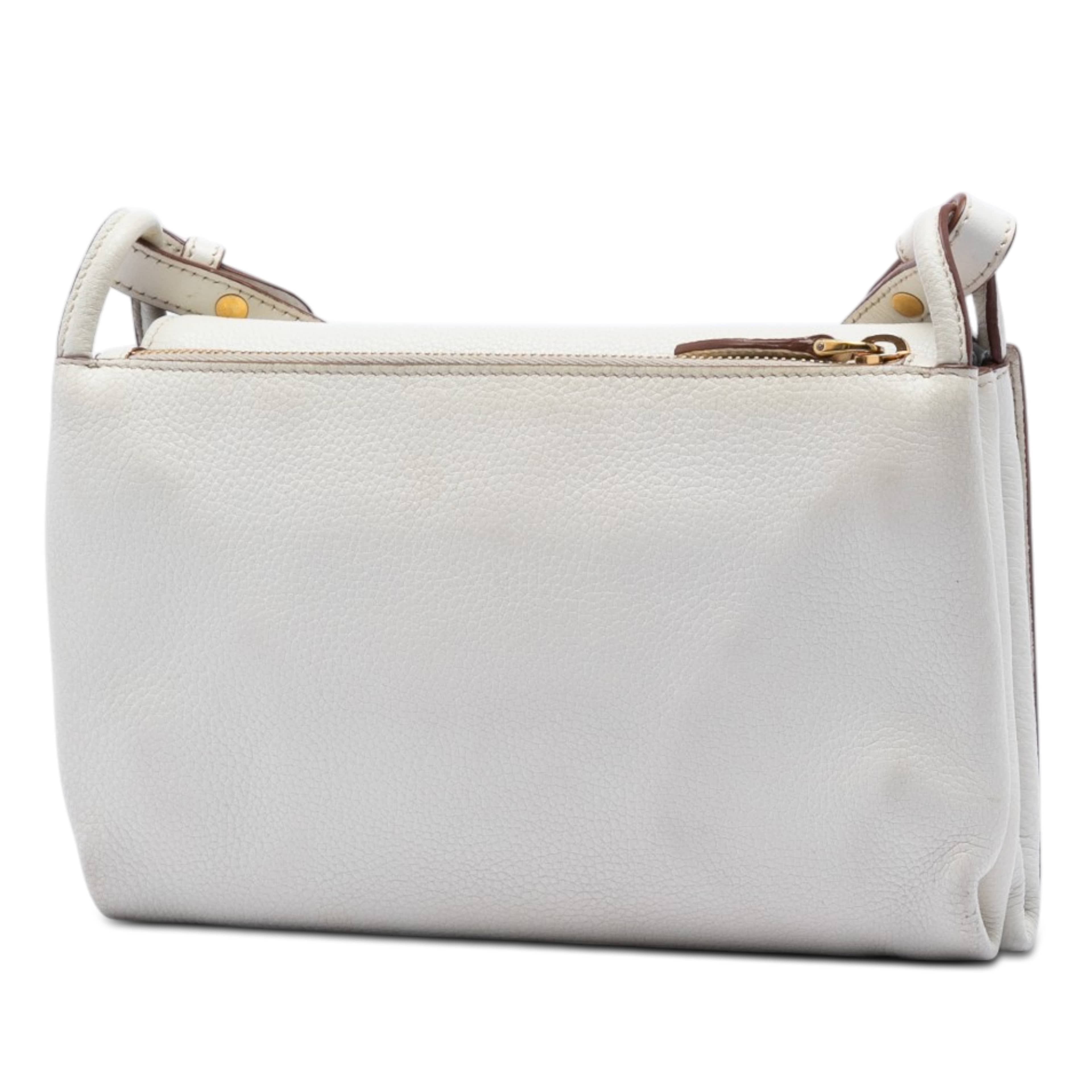 Prada Vitello Daino Crossbody, från Luxclusif, i färgen vit. Klicka för att öppna bilden i stort format
