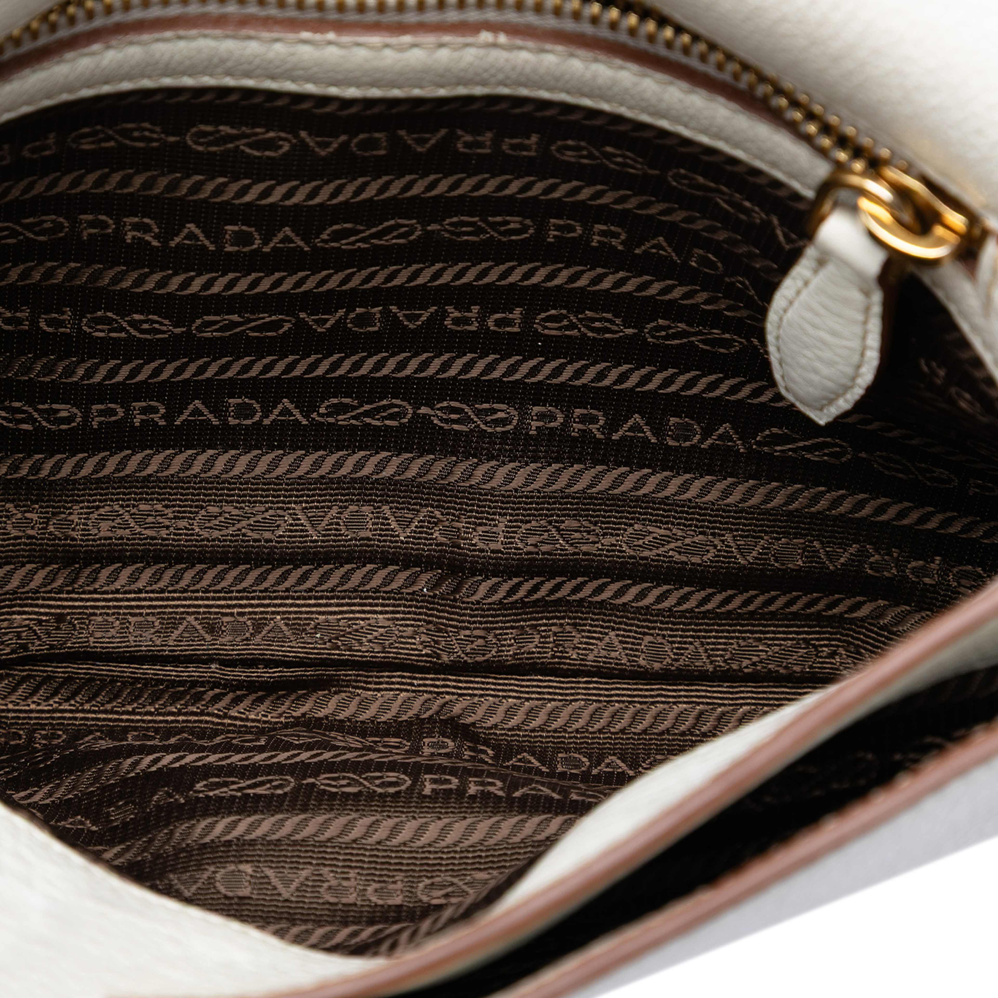 Prada Vitello Daino Crossbody, från Luxclusif, i färgen white. Klicka för att öppna bilden i stort format