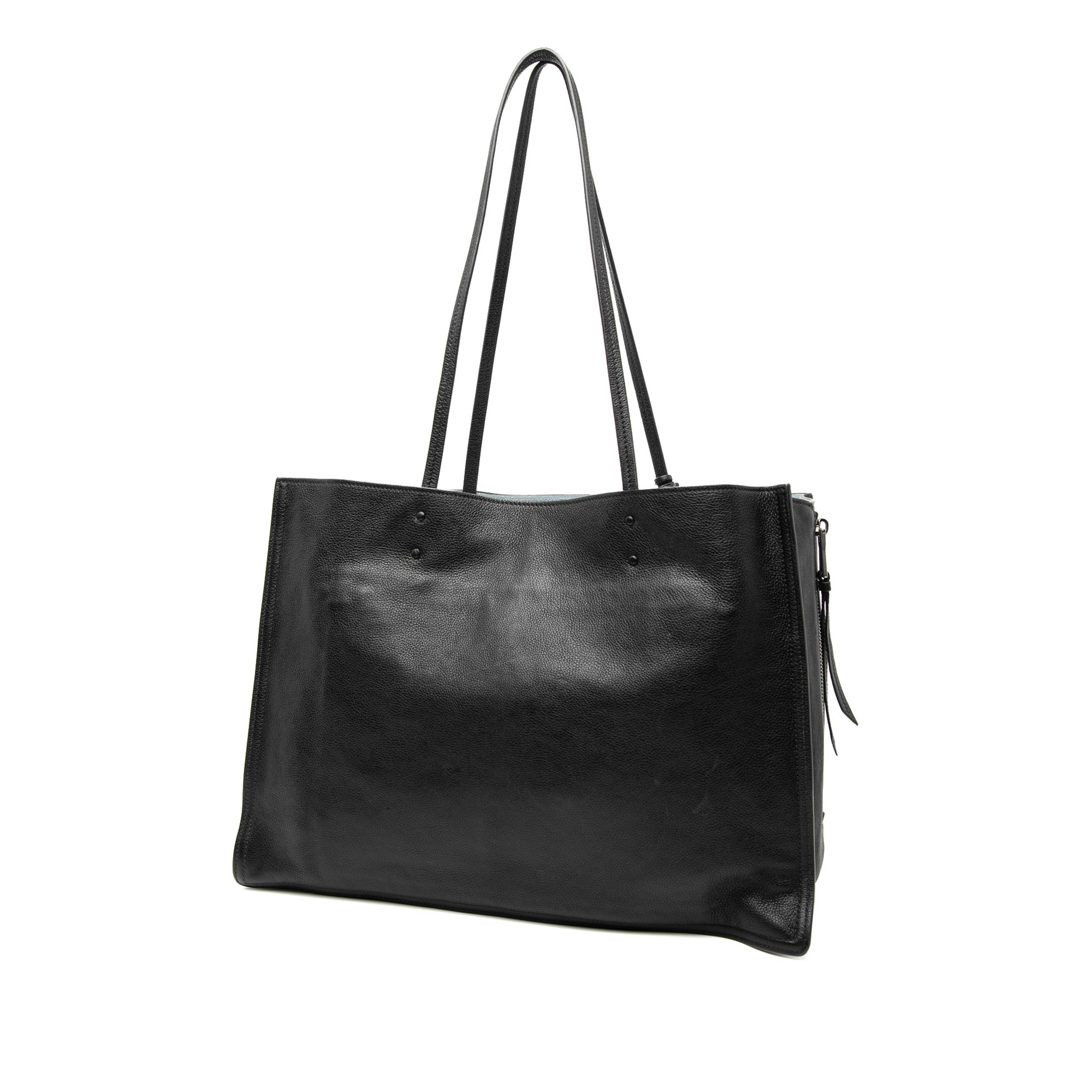 Prada Glace Calf Etiquette Tote, från Luxclusif, i färgen black. Klicka för att öppna bilden i stort format