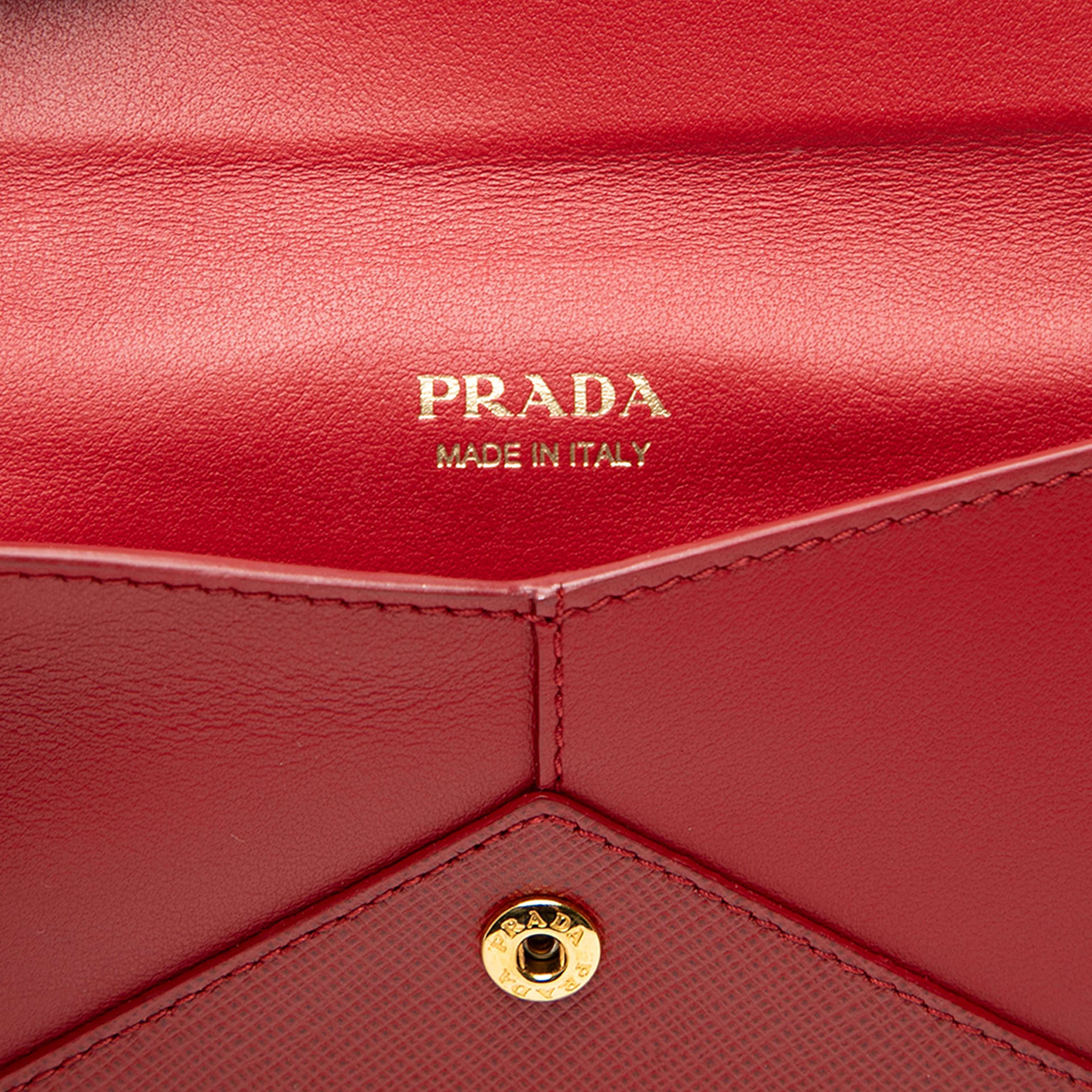 Prada Saffiano Envelope Chain Clutch, från Luxclusif, i färgen red. Klicka för att öppna bilden i stort format