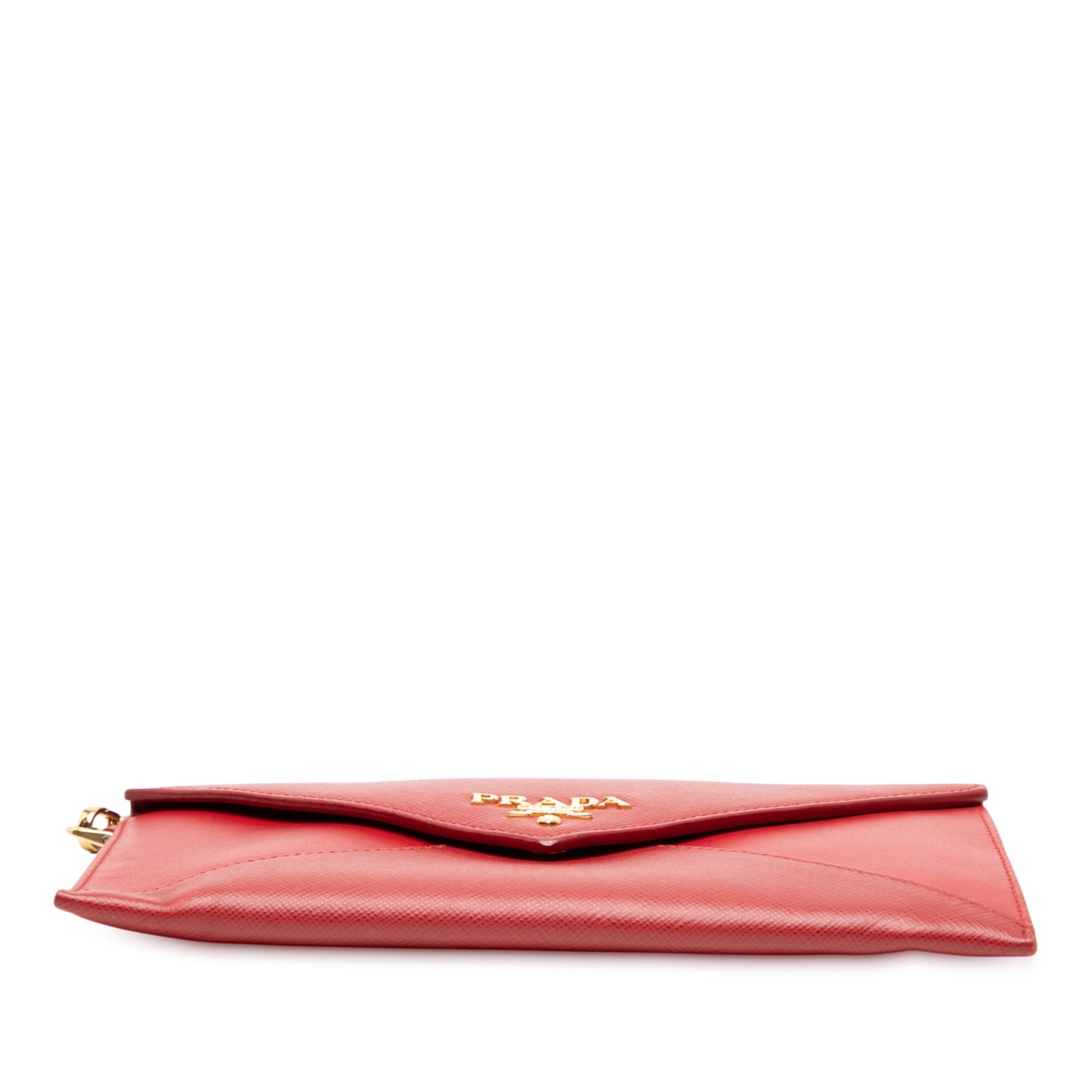 Prada Saffiano Envelope Chain Clutch, från Luxclusif, i färgen red. Klicka för att öppna bilden i stort format