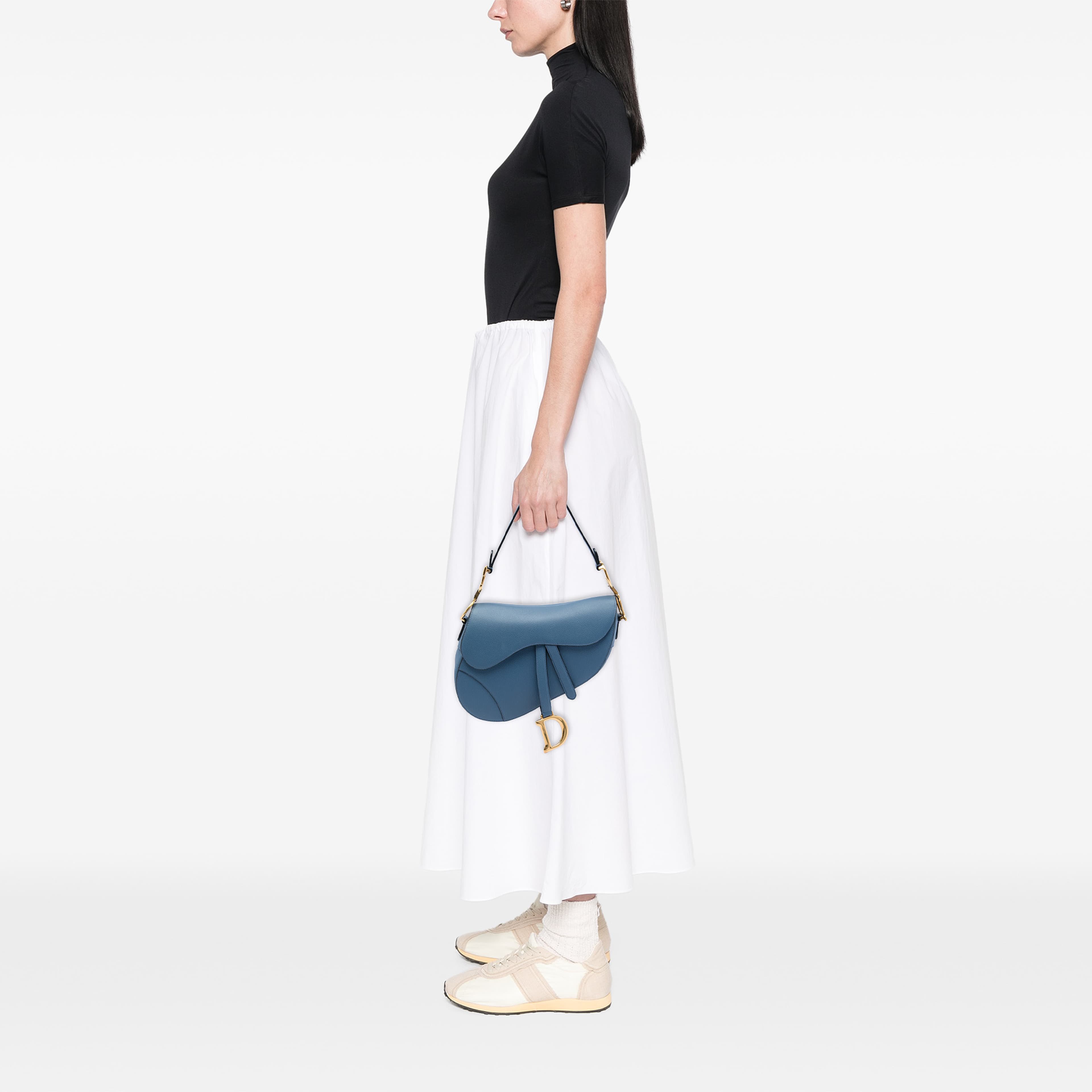 Dior Grained Calfskin Saddle Bag, från Luxclusif, i färgen blå. Klicka för att öppna bilden i stort format