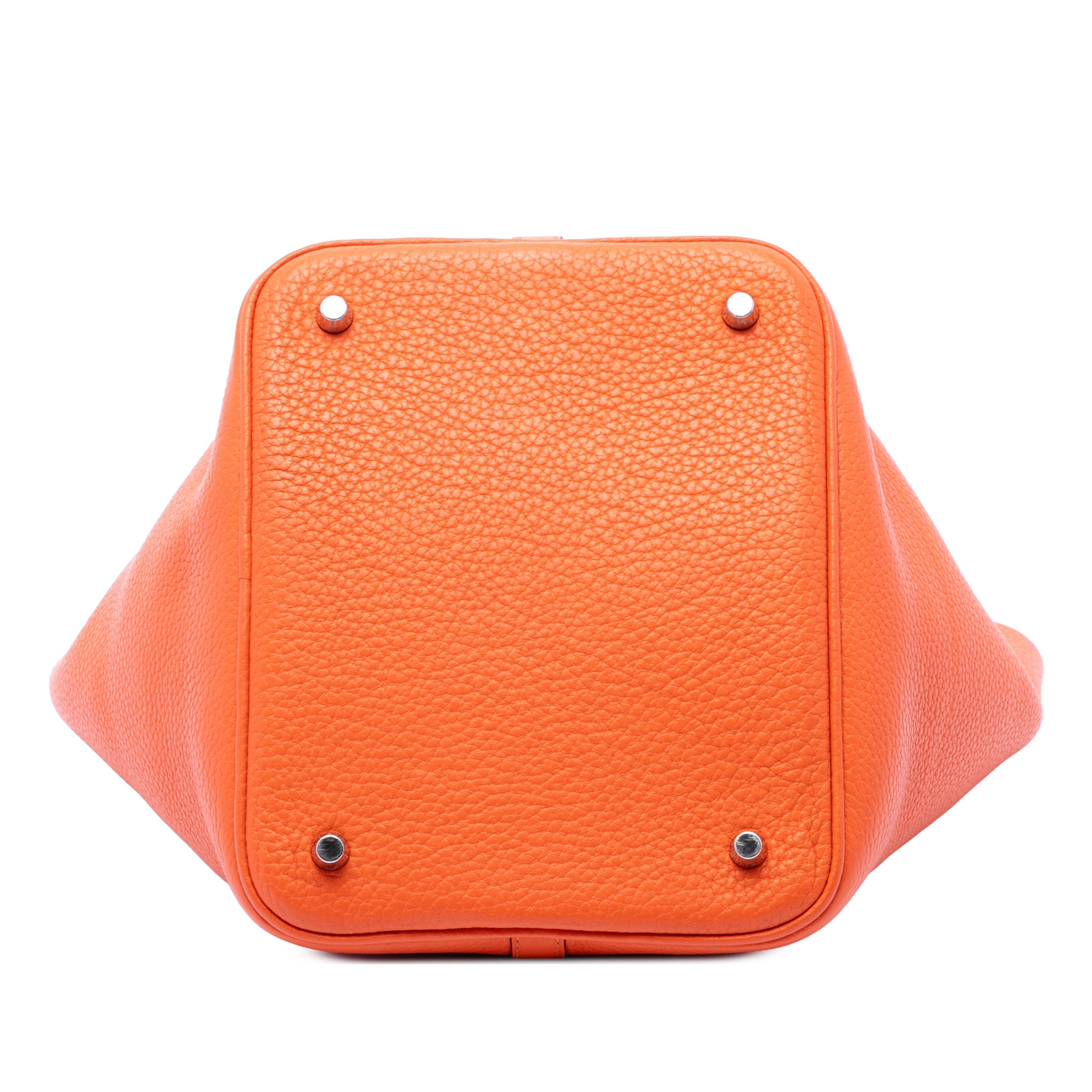 Hermès Clemence Picotin Lock 22, från Luxclusif, i färgen orange. Klicka för att öppna bilden i stort format